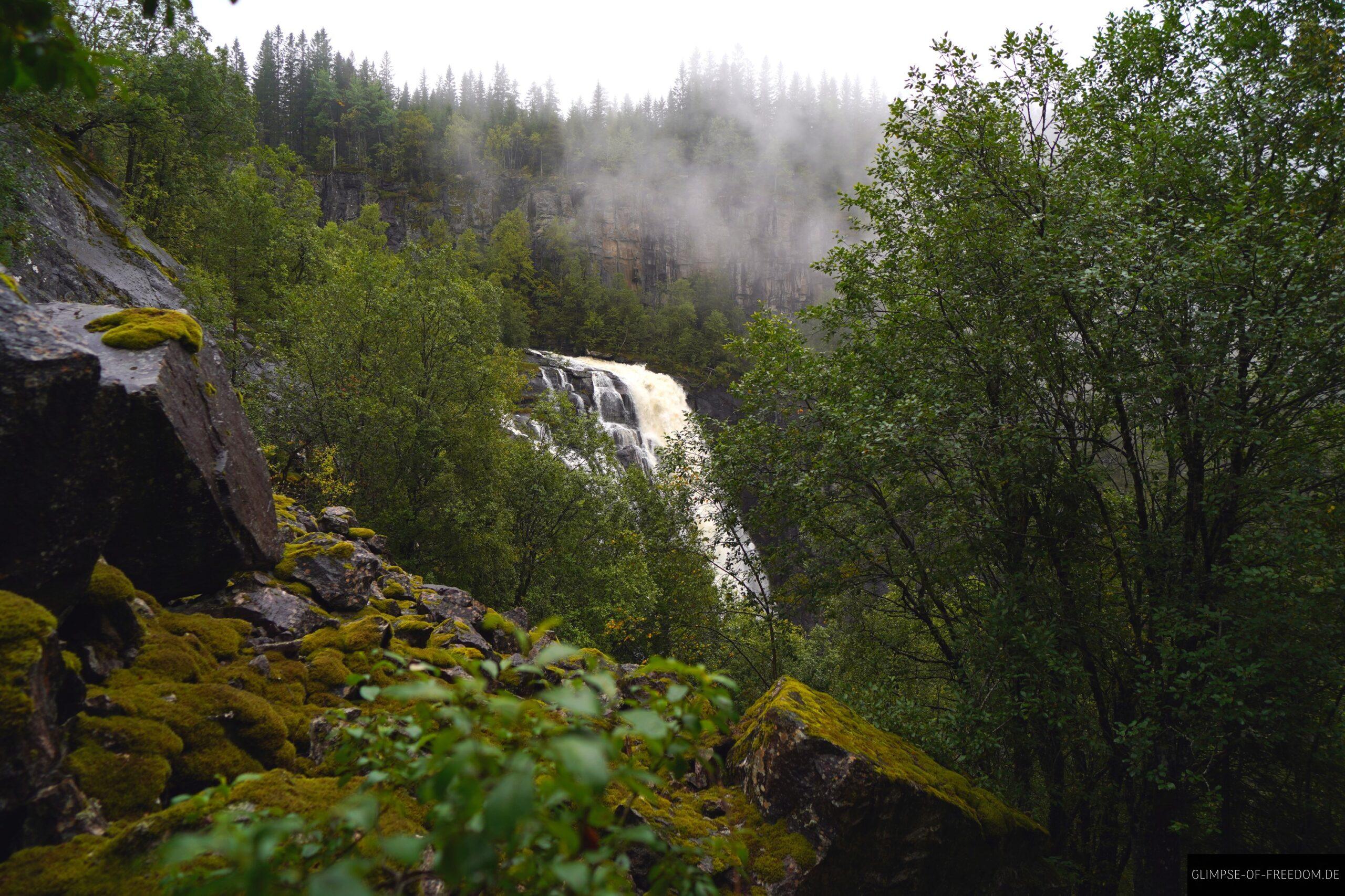 Blick auf den Skjervsfossen inmitten der Natur scaled Blick auf den Skjervsfossen inmitten der Natur