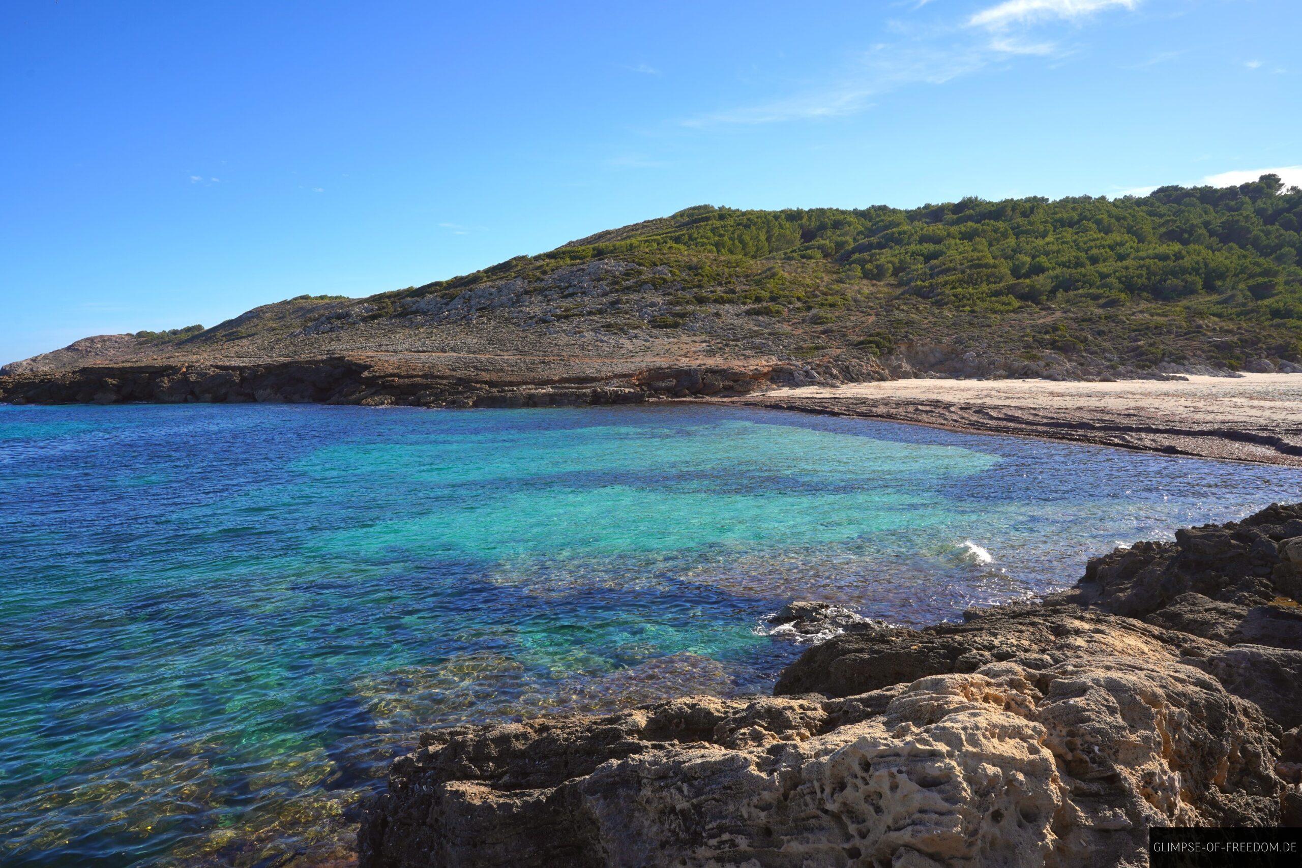 Blick auf die Bucht des Plataja de sa Font Celada scaled Blick auf die Bucht des Plataja de sa Font Celada