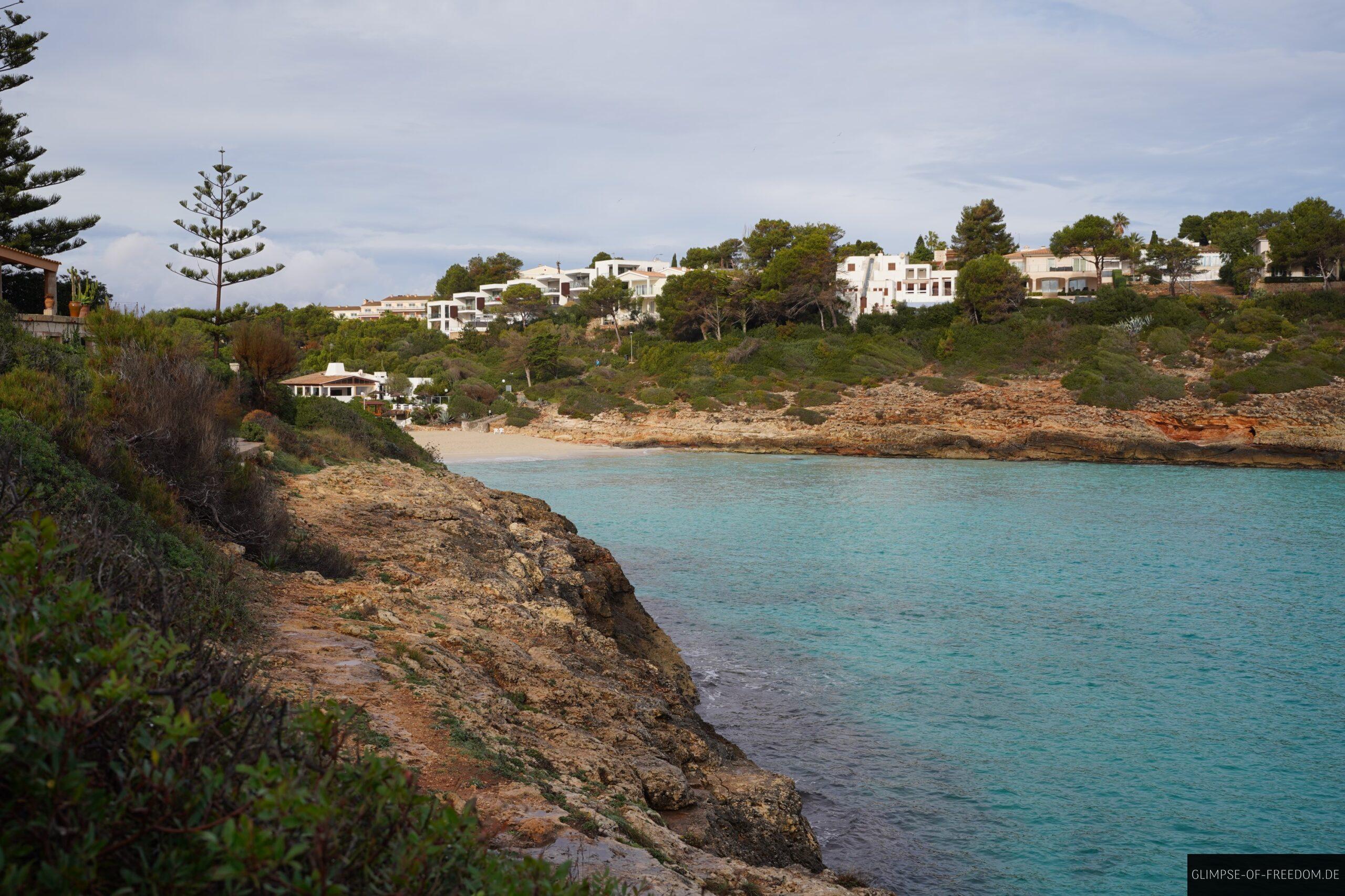 Blick auf die Cala Mendia von Weitem scaled Blick auf die Cala Mendia von Weitem