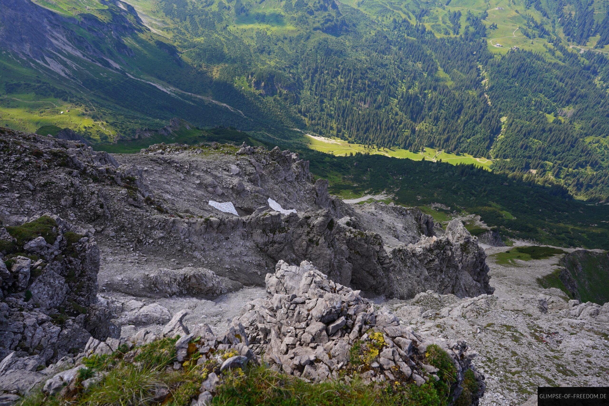 Blick auf die Schroffe Felslandschaft vom Griesgundkopf Gipfel scaled Blick auf die Schroffe Felslandschaft vom Griesgundkopf Gipfel