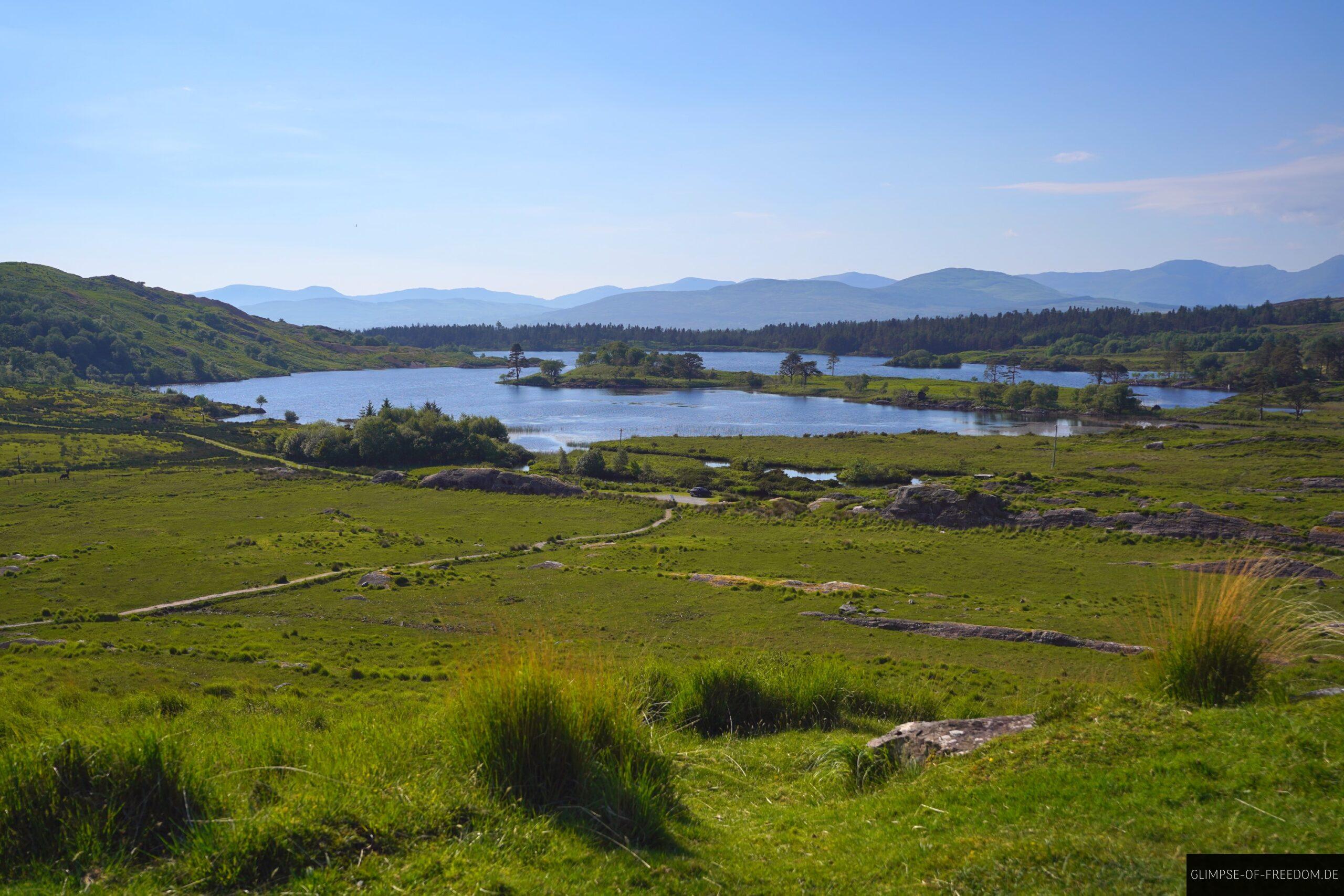 Blick auf die Seenlandschaft im Gleninchaquin Park scaled Blick auf die Seenlandschaft im Gleninchaquin Park
