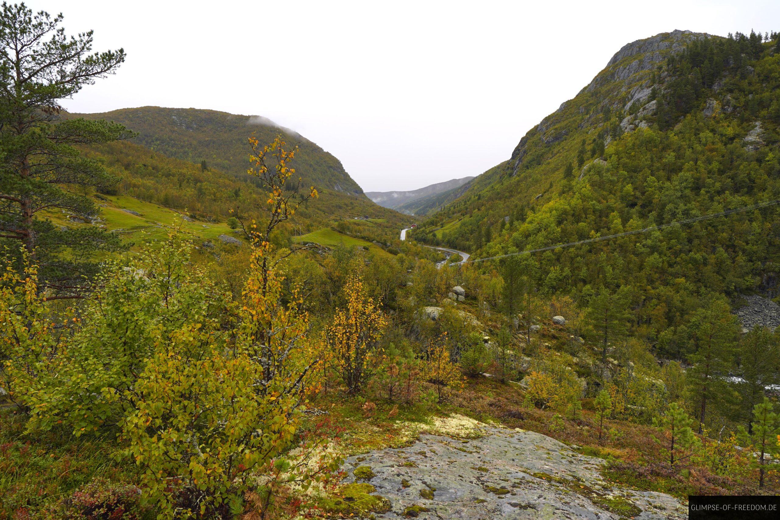 Blick auf die Strasse am Hivjufossen Parkplatz scaled Blick auf die Straße am Hivjufossen Parkplatz