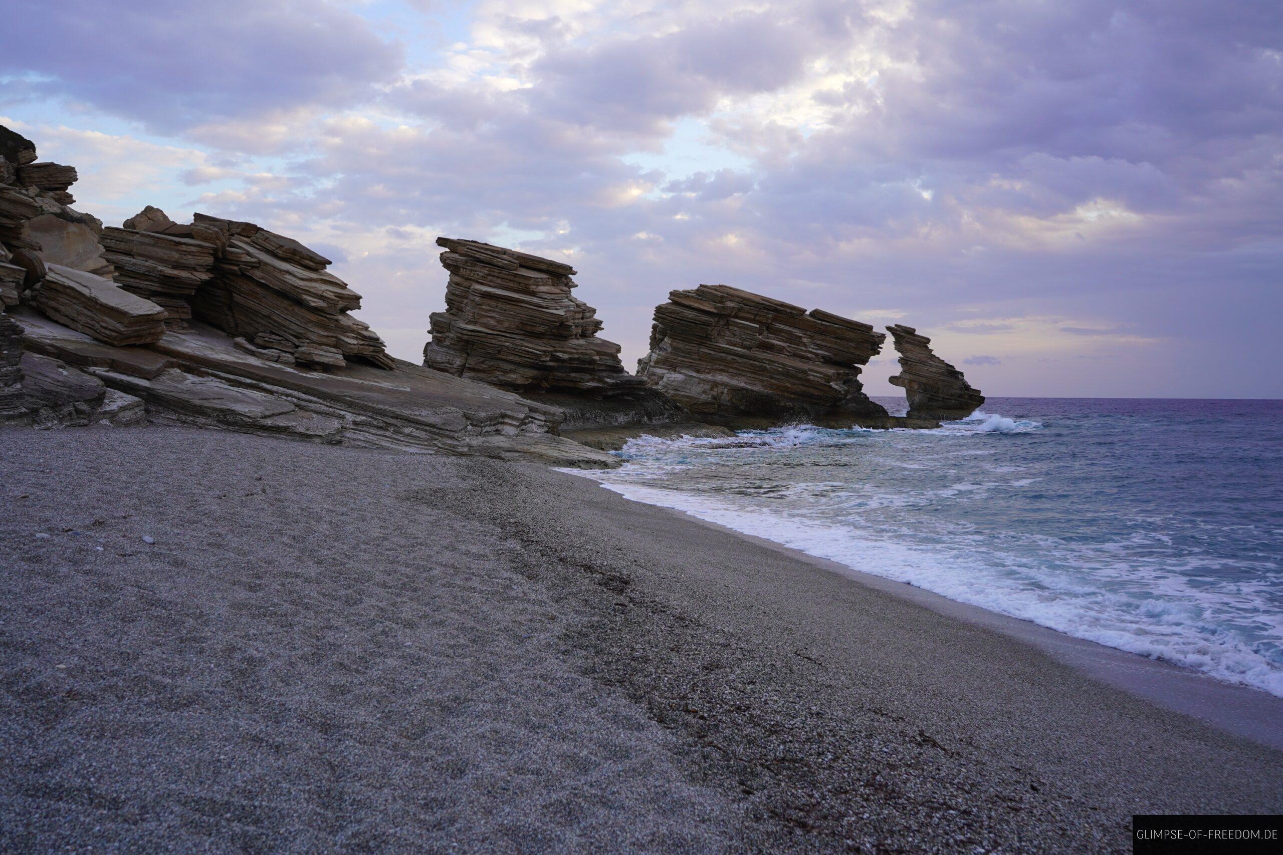 Blick auf dies Felsen am Triopetra Strand scaled Blick auf dies Felsen am Triopetra Strand