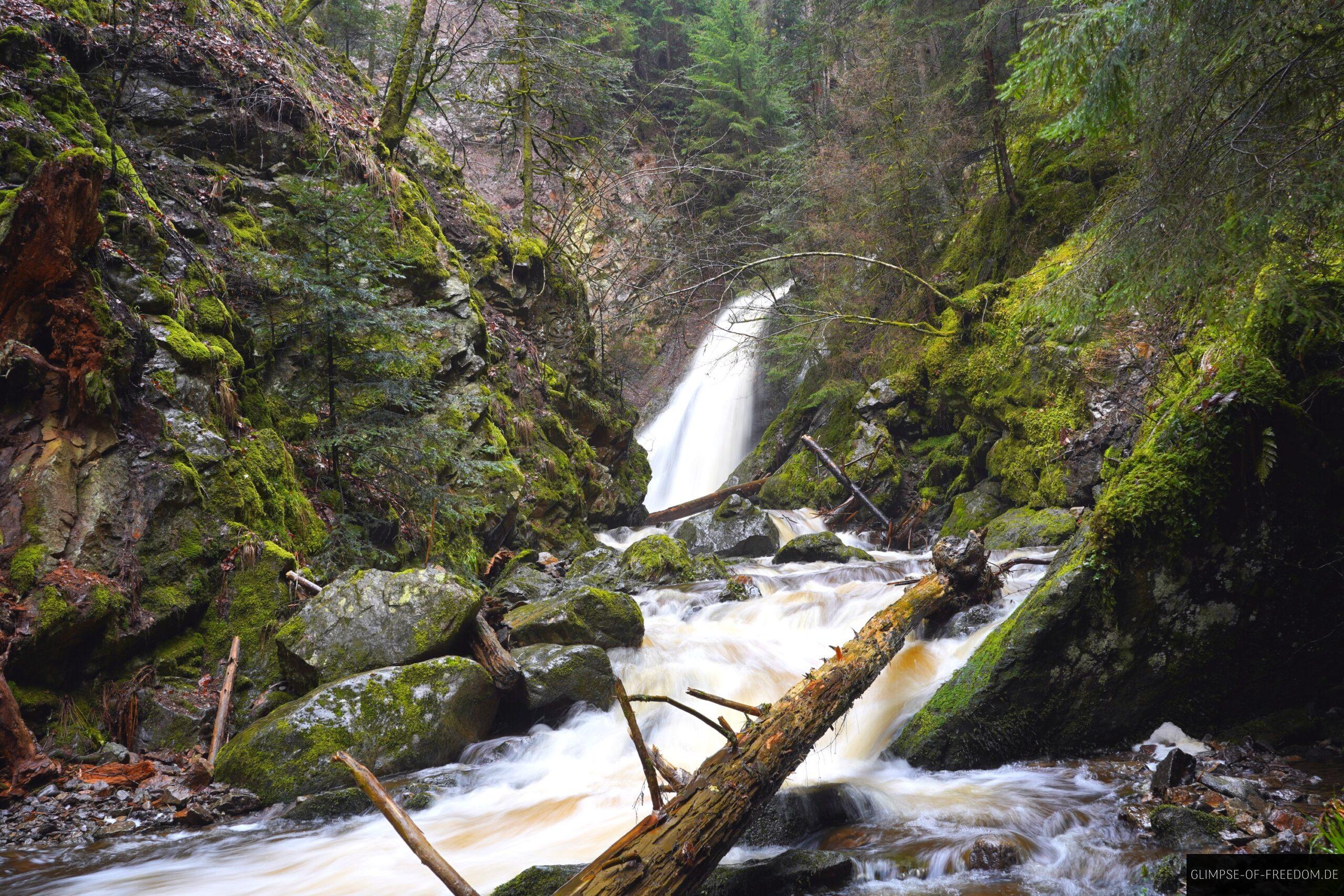 Blick auf einen Ravennaschlucht Wasserfall scaled Blick auf einen Ravennaschlucht Wasserfall