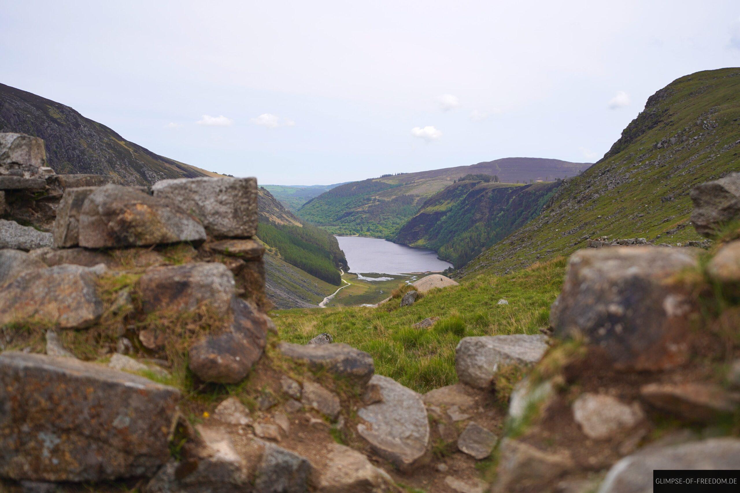 Blick durch Ruinen auf den Upper Lake scaled Blick durch Ruinen auf den Upper Lake