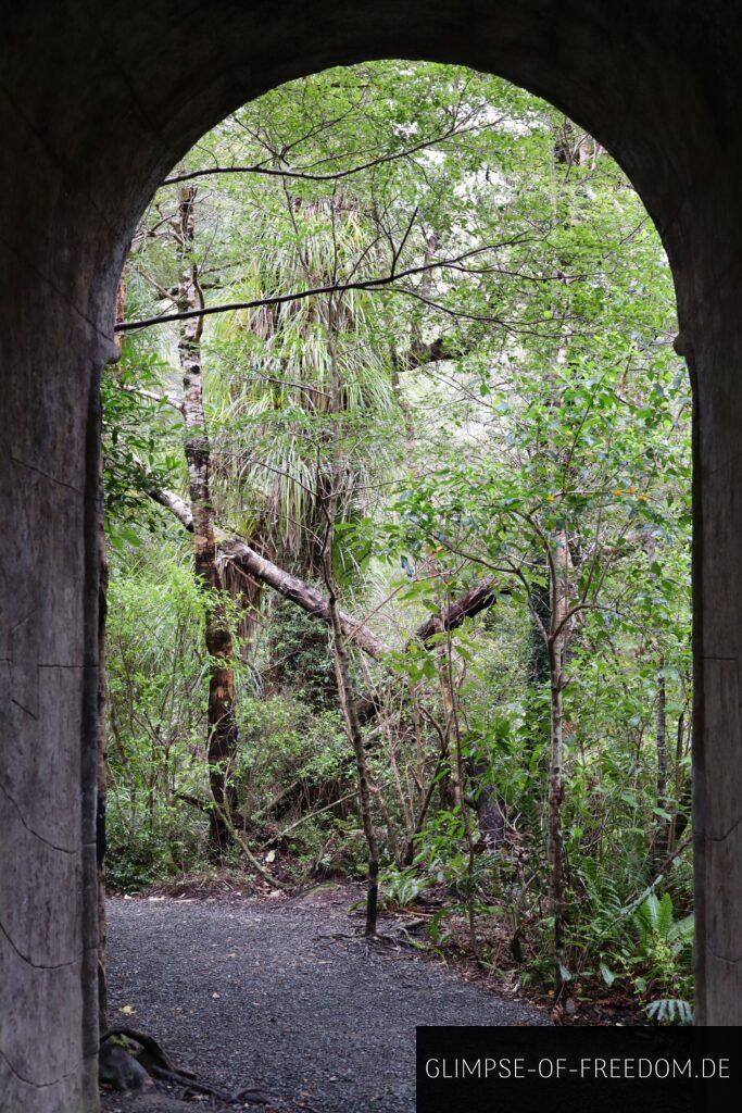 Blick durch den Torbogen in Rivendell