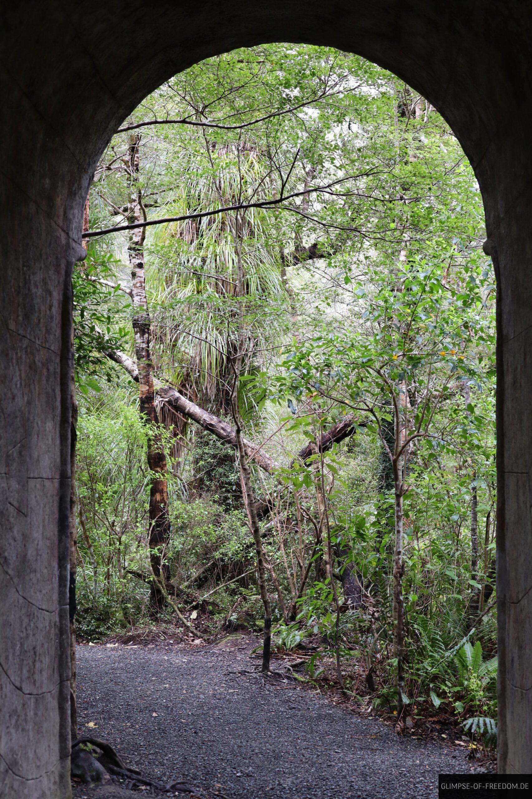 Blick durch den Torbogen in Rivendell scaled Blick durch den Torbogen in Rivendell