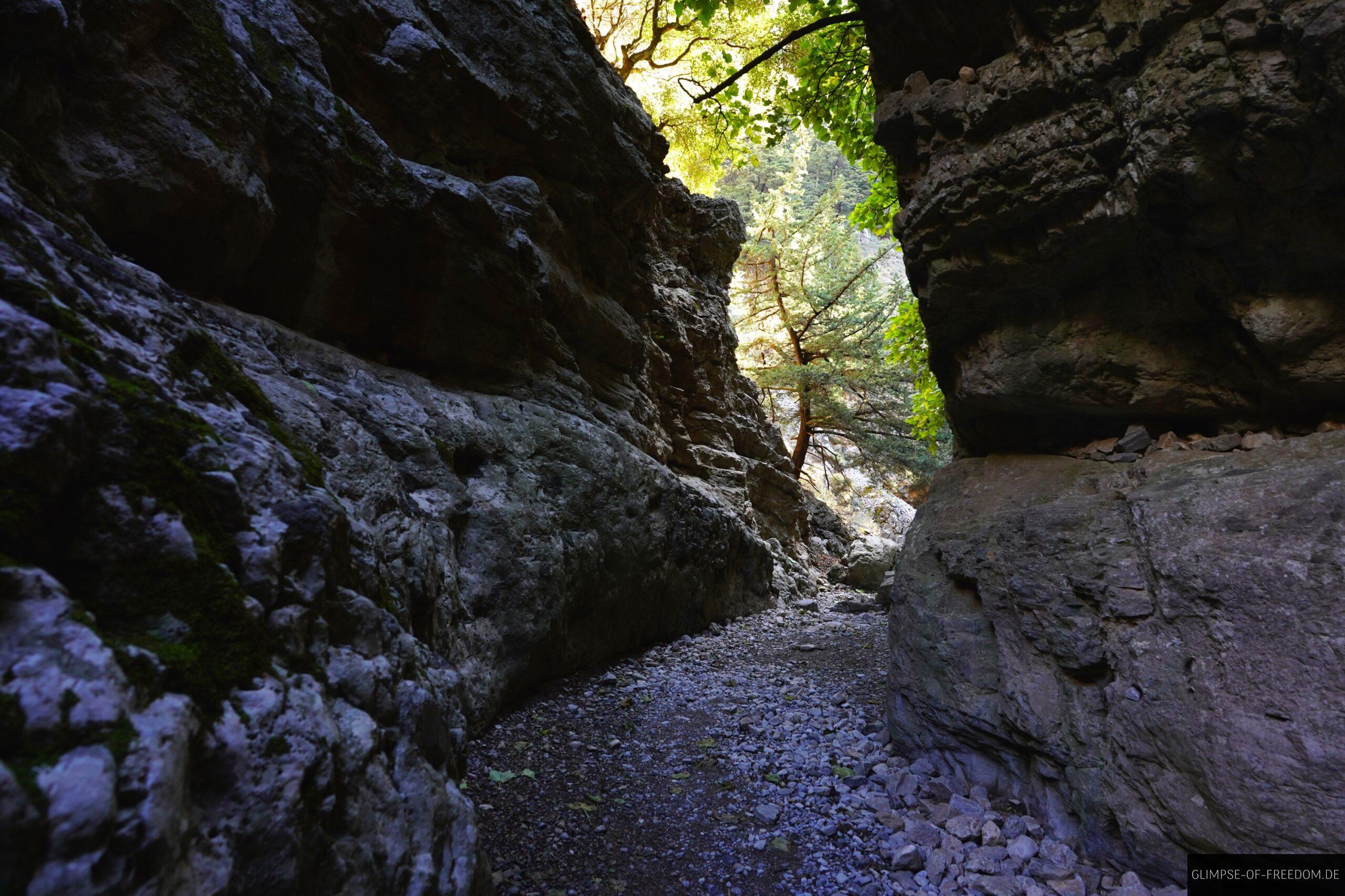 Blick durch die Spalt zwischen Felsen scaled Blick durch die Spalt zwischen Felsen