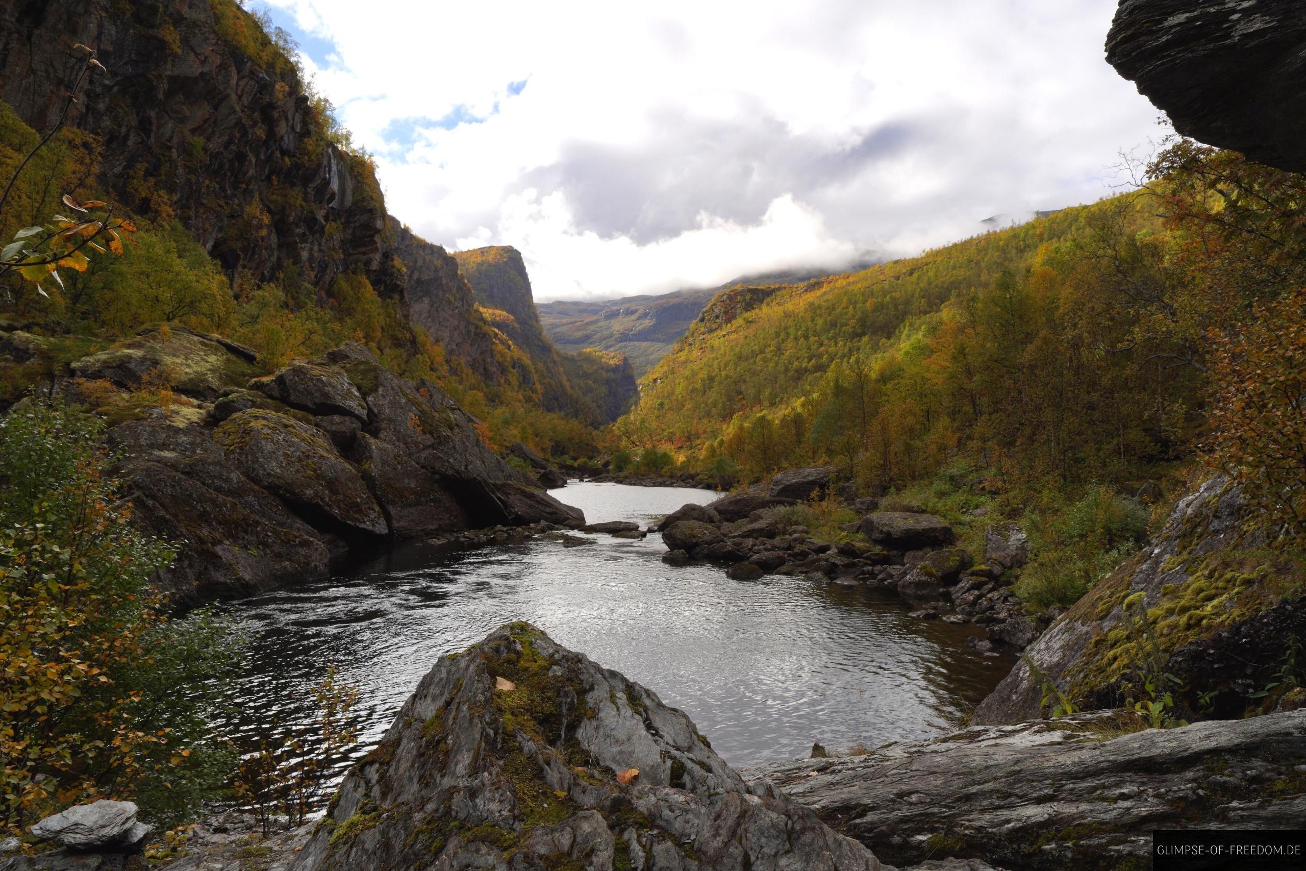 Blick durch die wunderschoene Schlucht Blick durch die wunderschöne Schlucht