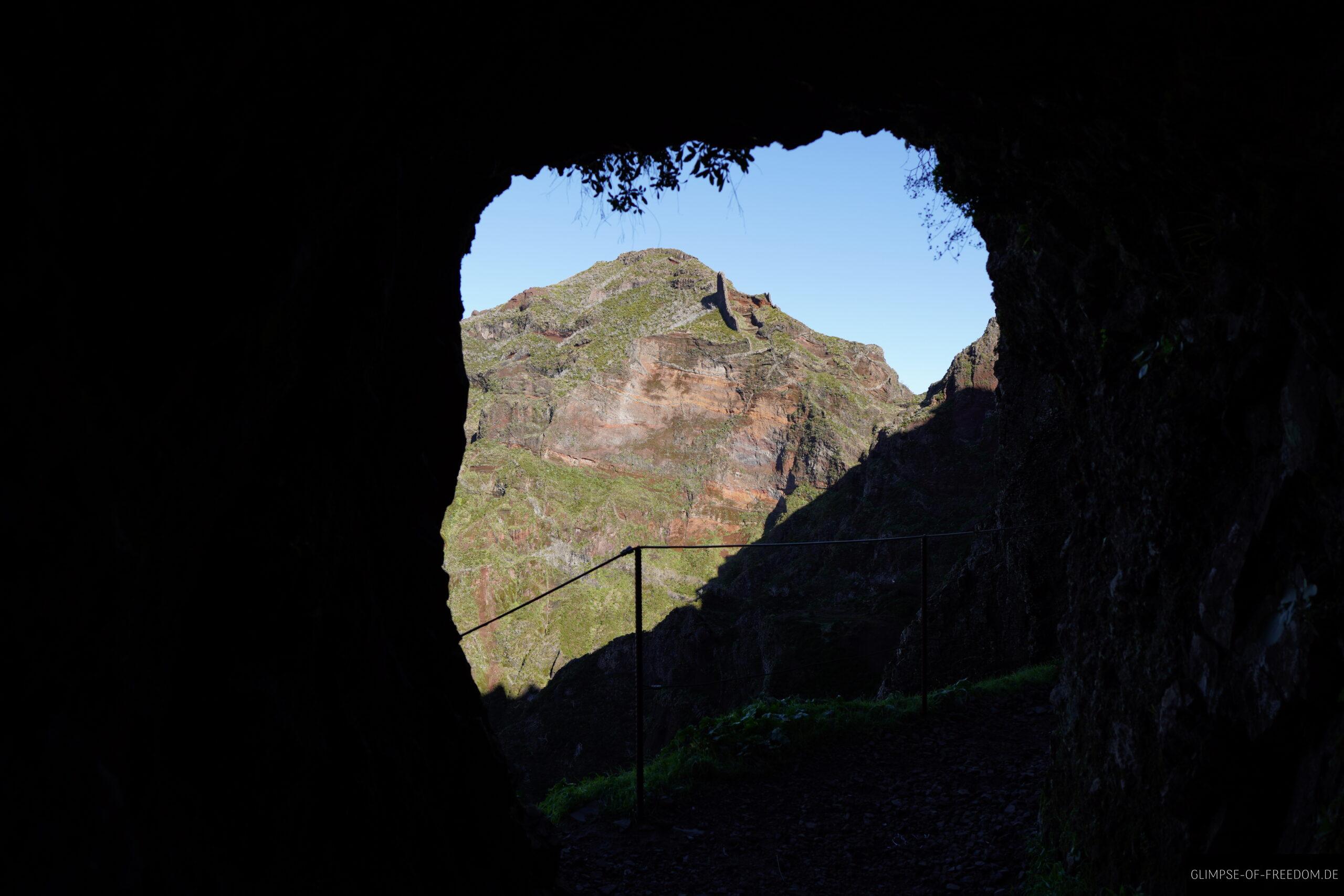 Blick durch einen Tunnel am Pico Ruivo scaled Blick durch einen Tunnel am Pico Ruivo