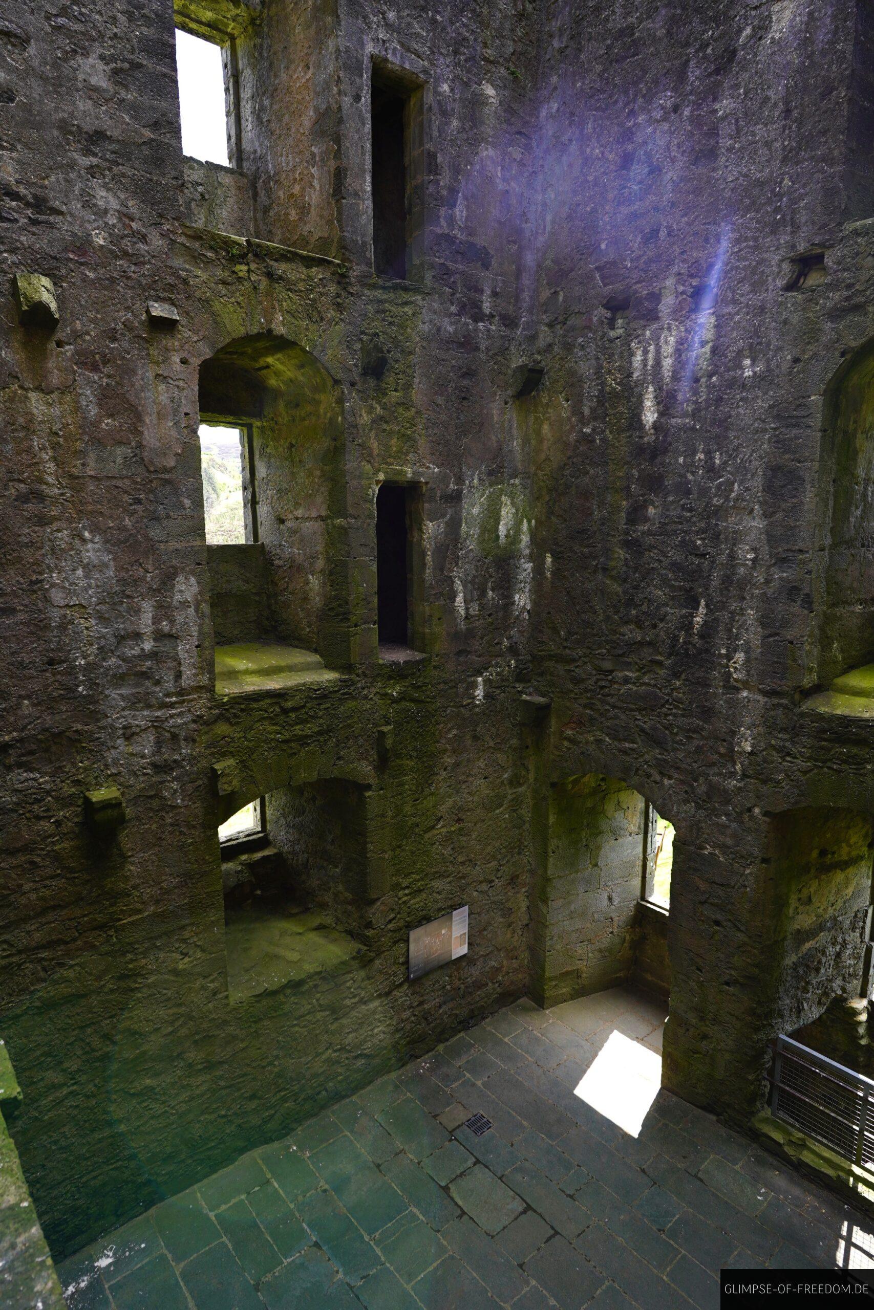 Blick im Innern des Carnasserie Castle scaled Blick im Innern des Carnasserie Castle