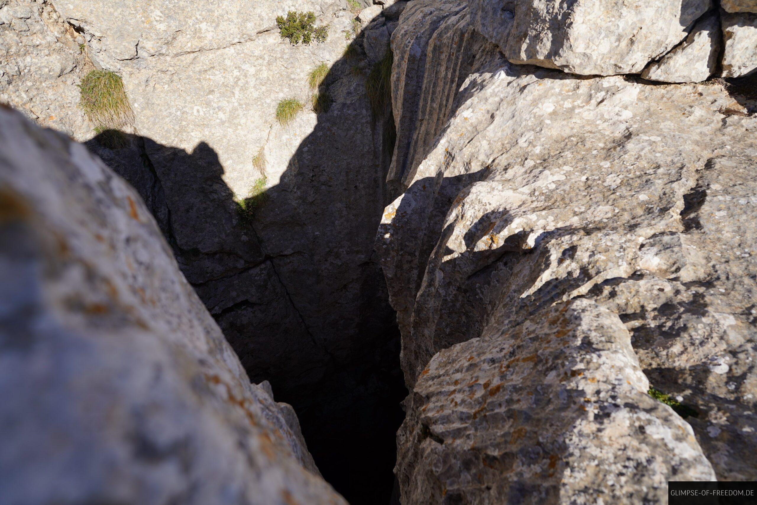 Blick in das tiefe Loch im Berg scaled Blick in das tiefe Loch im Berg