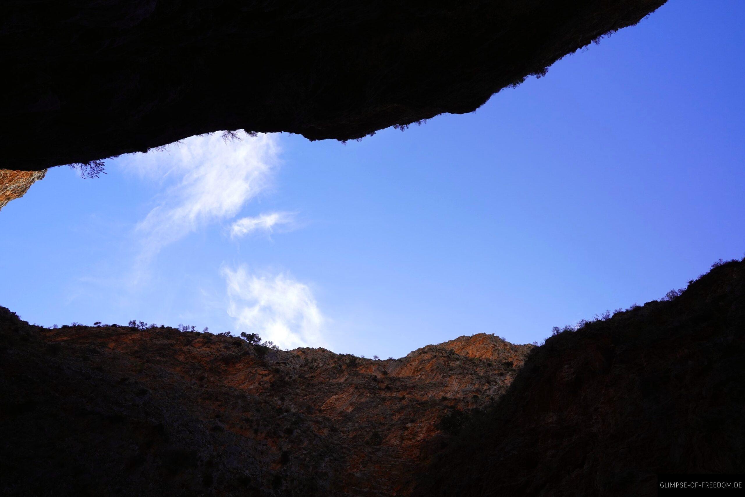 Blick in den Himmel aus der Schlucht scaled Blick in den Himmel aus der Schlucht