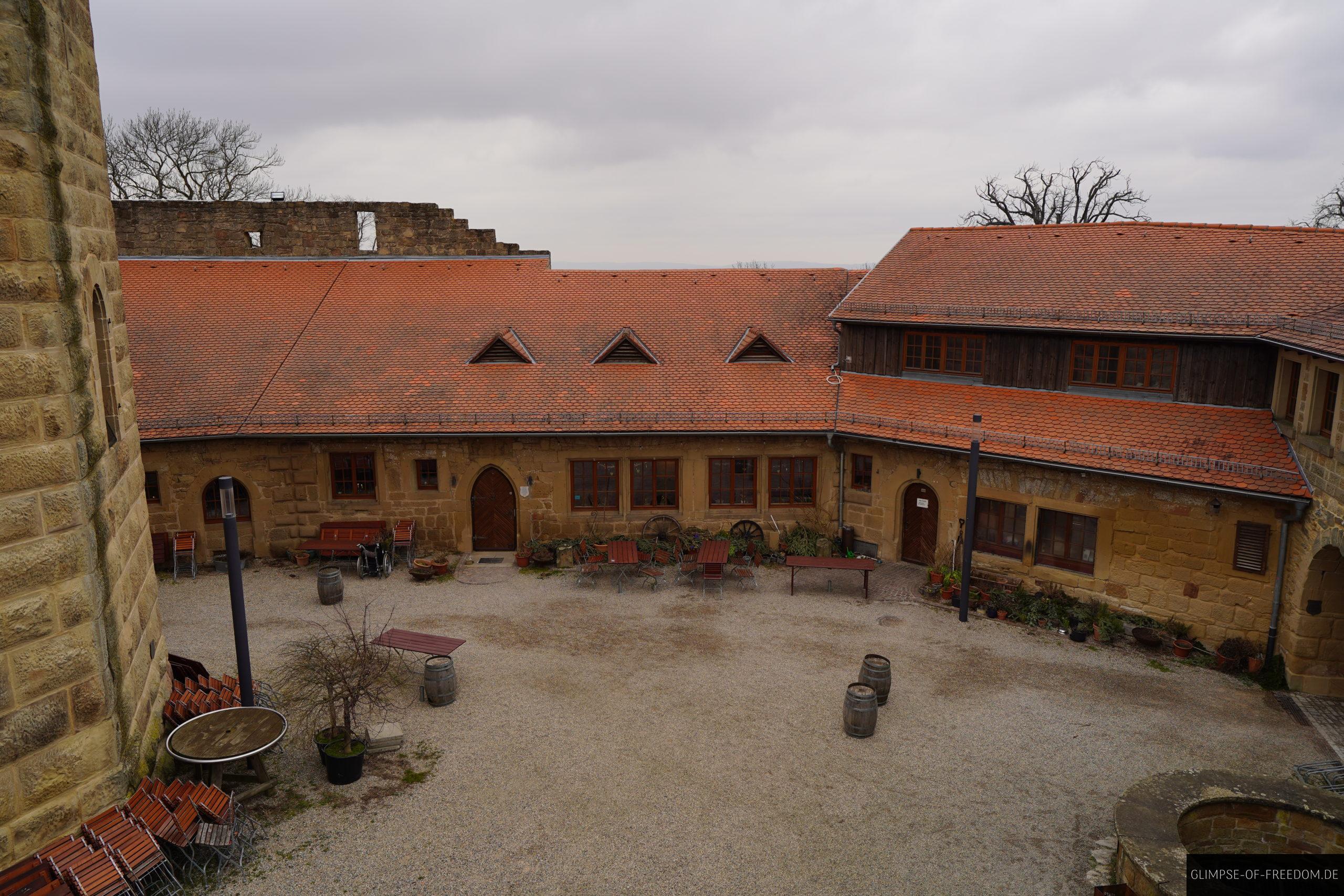 Blick in den Hof der Burg Steinsberg von den Burgmauern aus