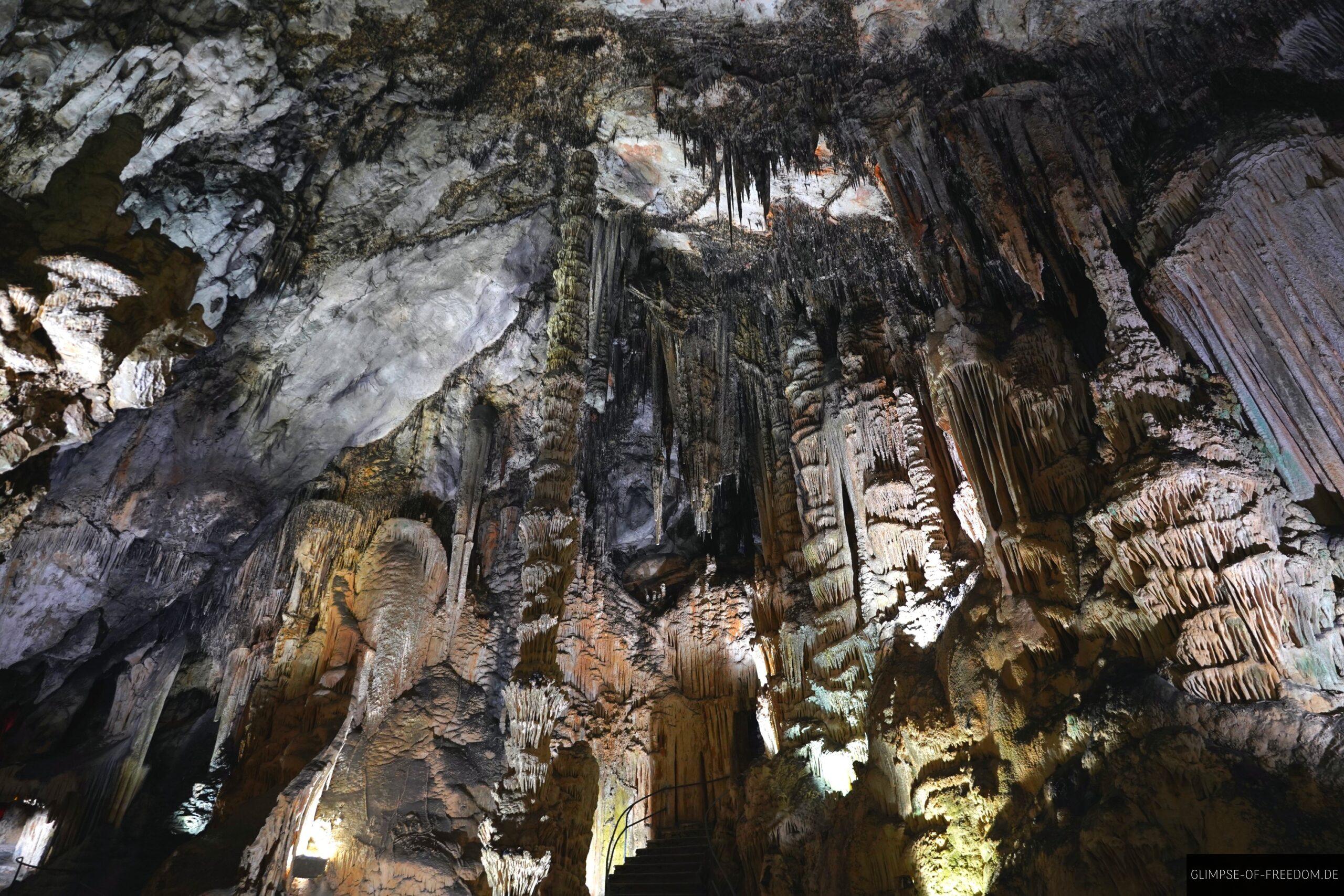 Blick in den Saal der Koenigen der Saeulen scaled Blick in den Saal der Königen der Säulen