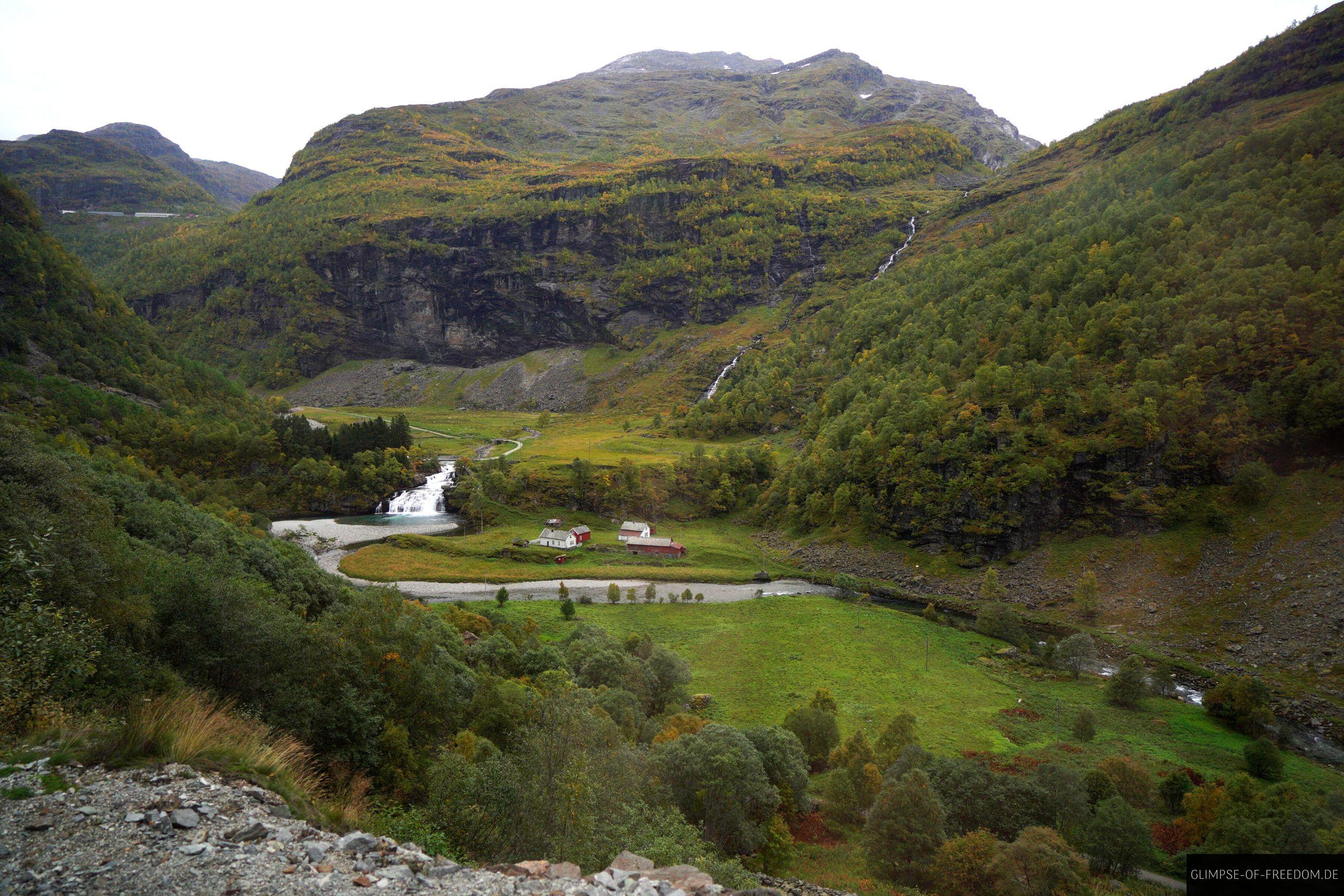 Blick in die Berg und Flusslandschaft Blick in die Berg und Flusslandschaft