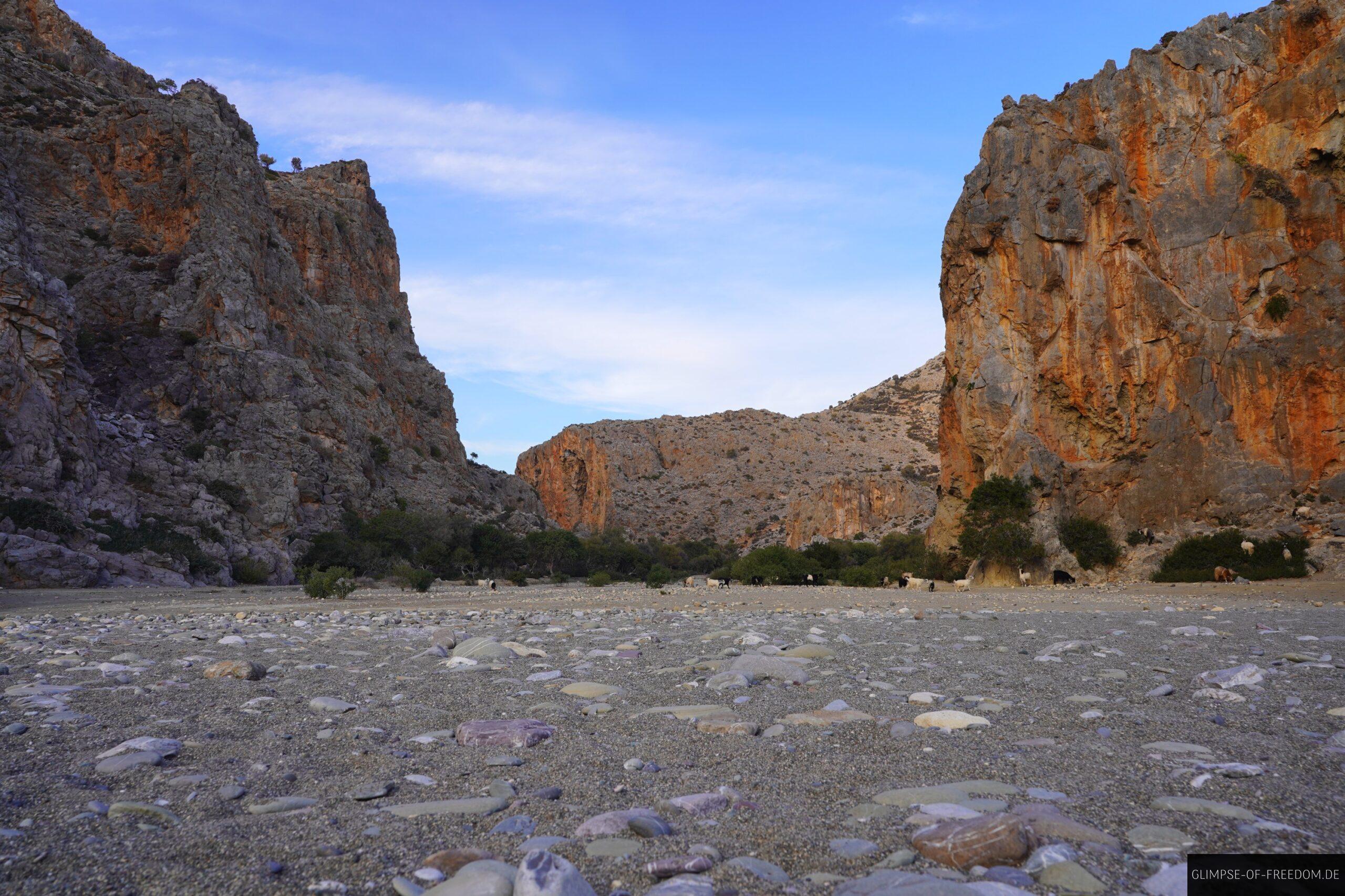 Blick in die Schlucht vom Agiofarago Beach aus scaled Blick in die Schlucht vom Agiofarago Beach aus
