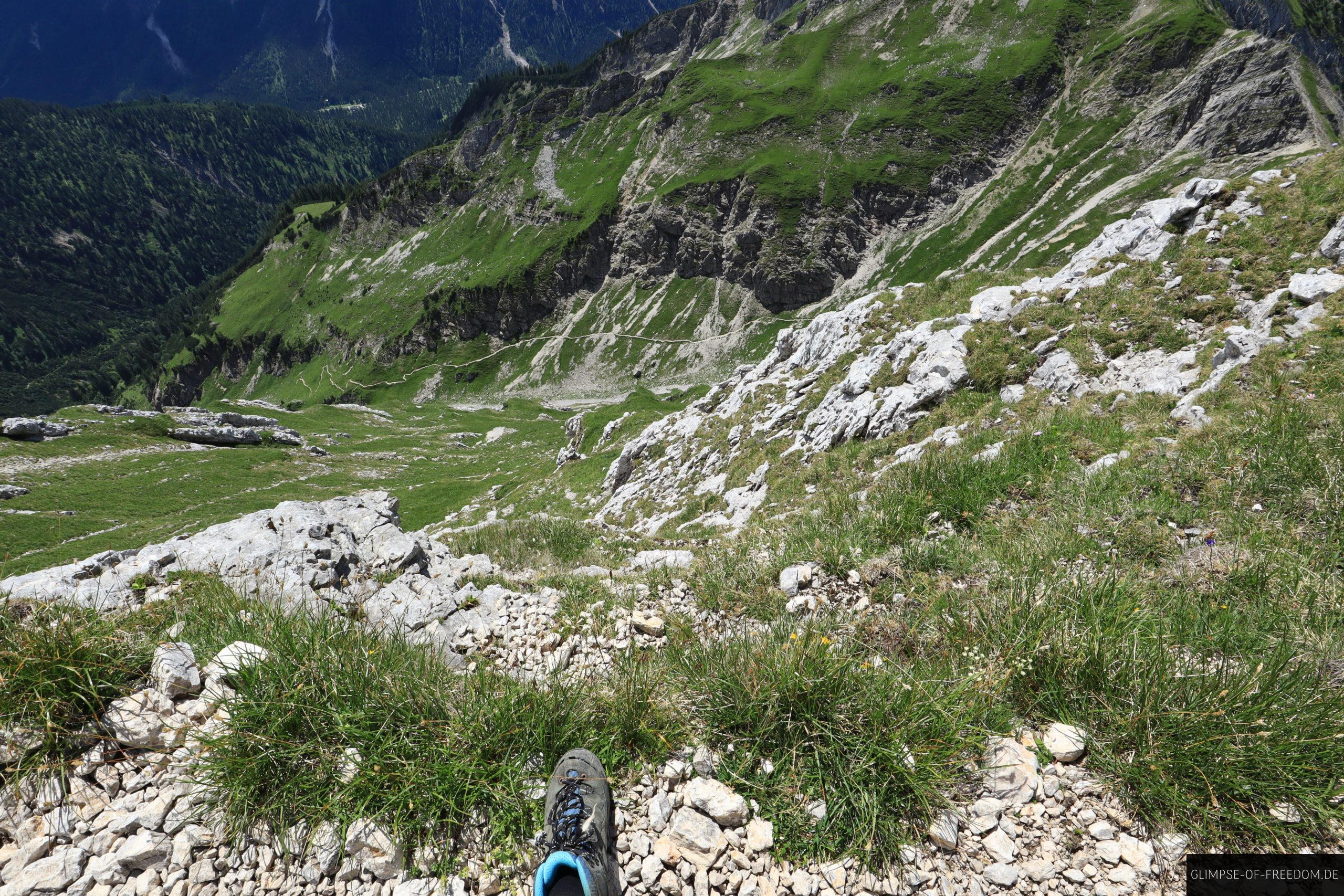Blick in die Tiefe vom Hochplatte Gipfel scaled Blick in die Tiefe vom Hochplatte Gipfel
