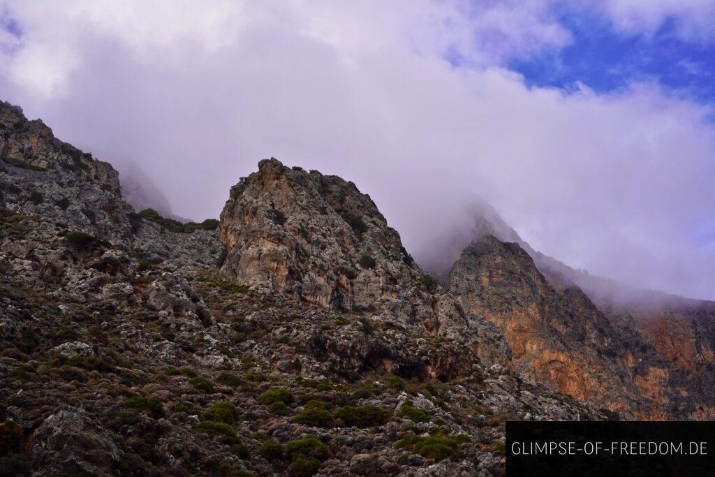 Blick in die nebeligen Berge an der Kourtaliotiko Schlucht Blick in die nebeligen Berge an der Kourtaliotiko Schlucht