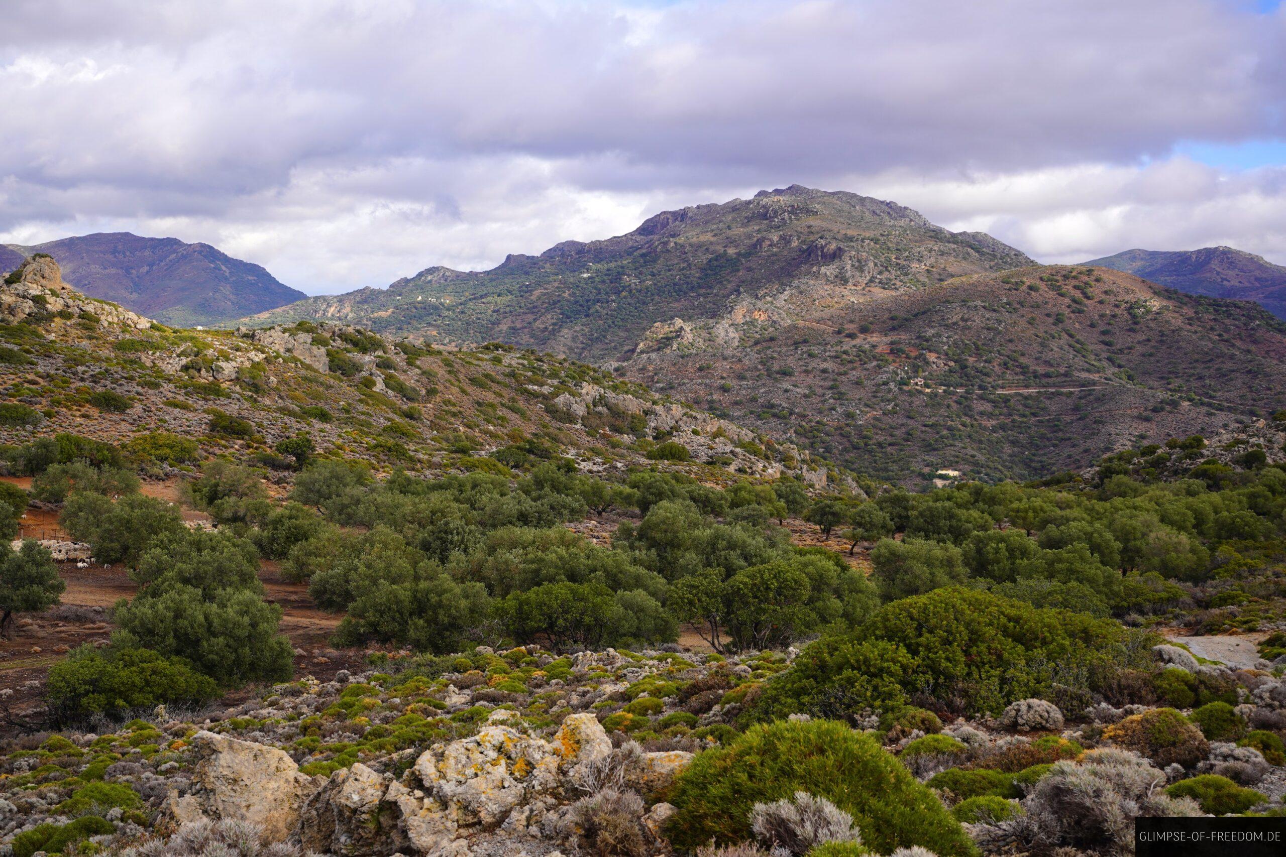 Blick in die wunderschoene Berglandschaft scaled Blick in die wunderschöne Berglandschaft
