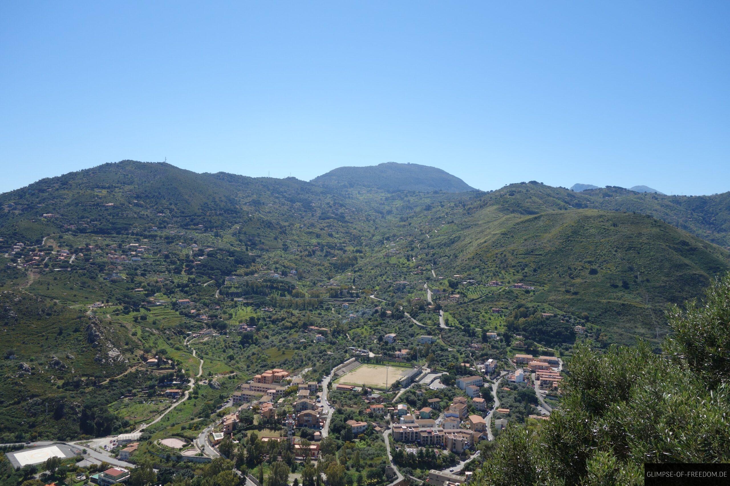 Blick ins Inland von Sizilien vom La Rocca Cefalu scaled Blick ins Inland von Sizilien vom La Rocca Cefalu