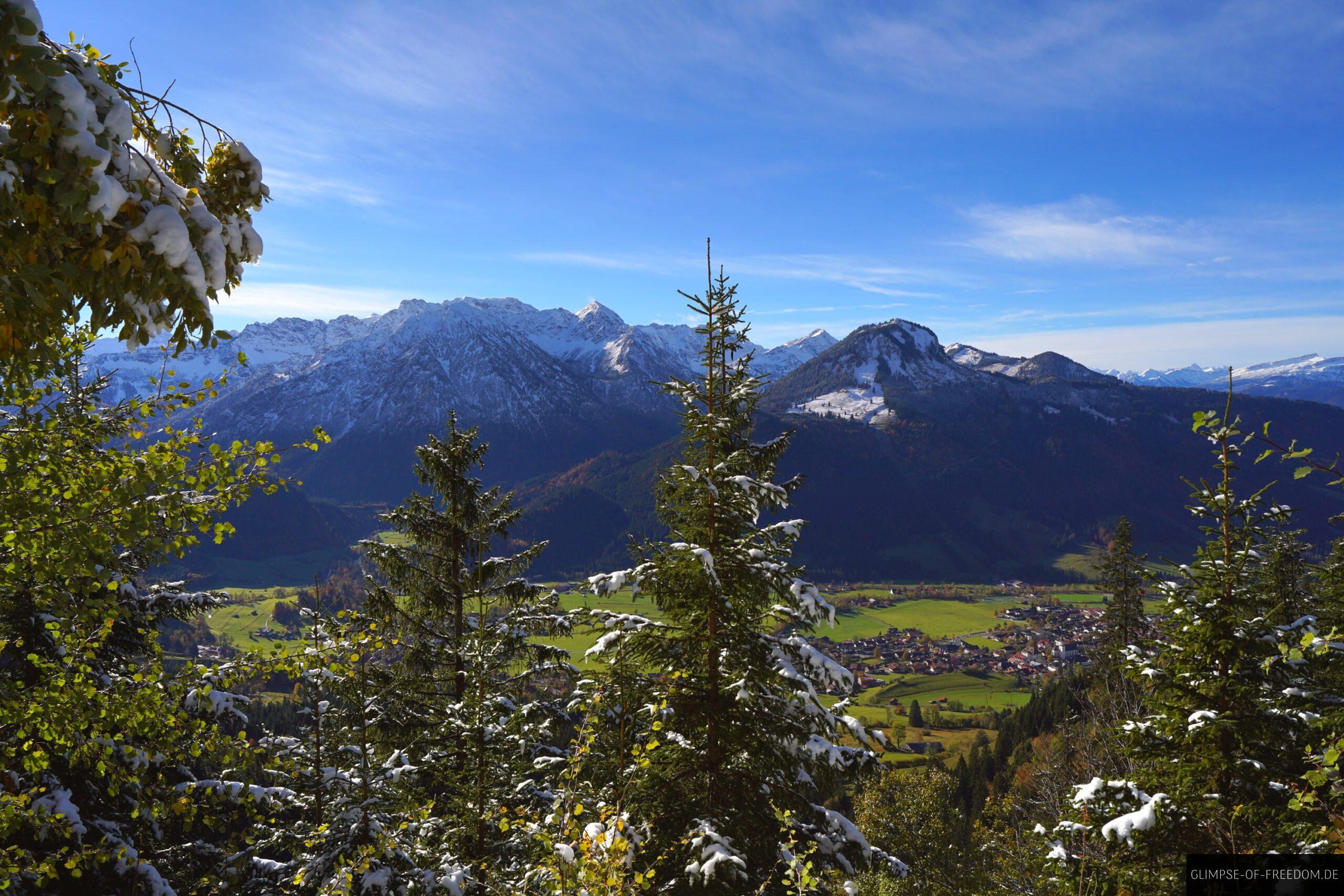 Blick ins Tal und auf die gegenueberliegenden Berge scaled Blick ins Tal und auf die gegenüberliegenden Berge