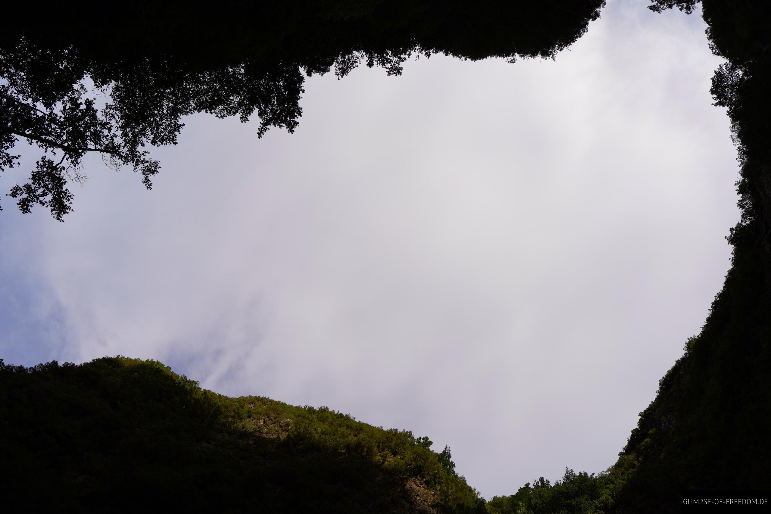 Blick nach oben aus dem Caldeirao Verde Kessel Blick nach oben aus dem Caldeirao Verde Kessel