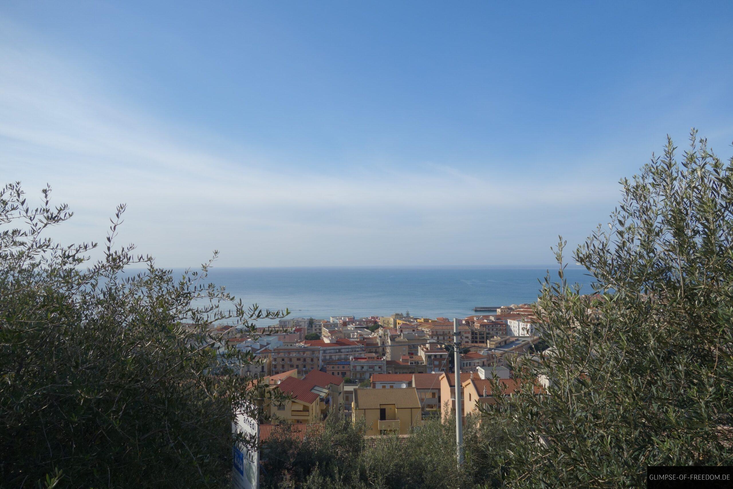 Blick ueber Cefalu zwischen Straeuchern scaled Blick über Cefalù zwischen Sträuchern