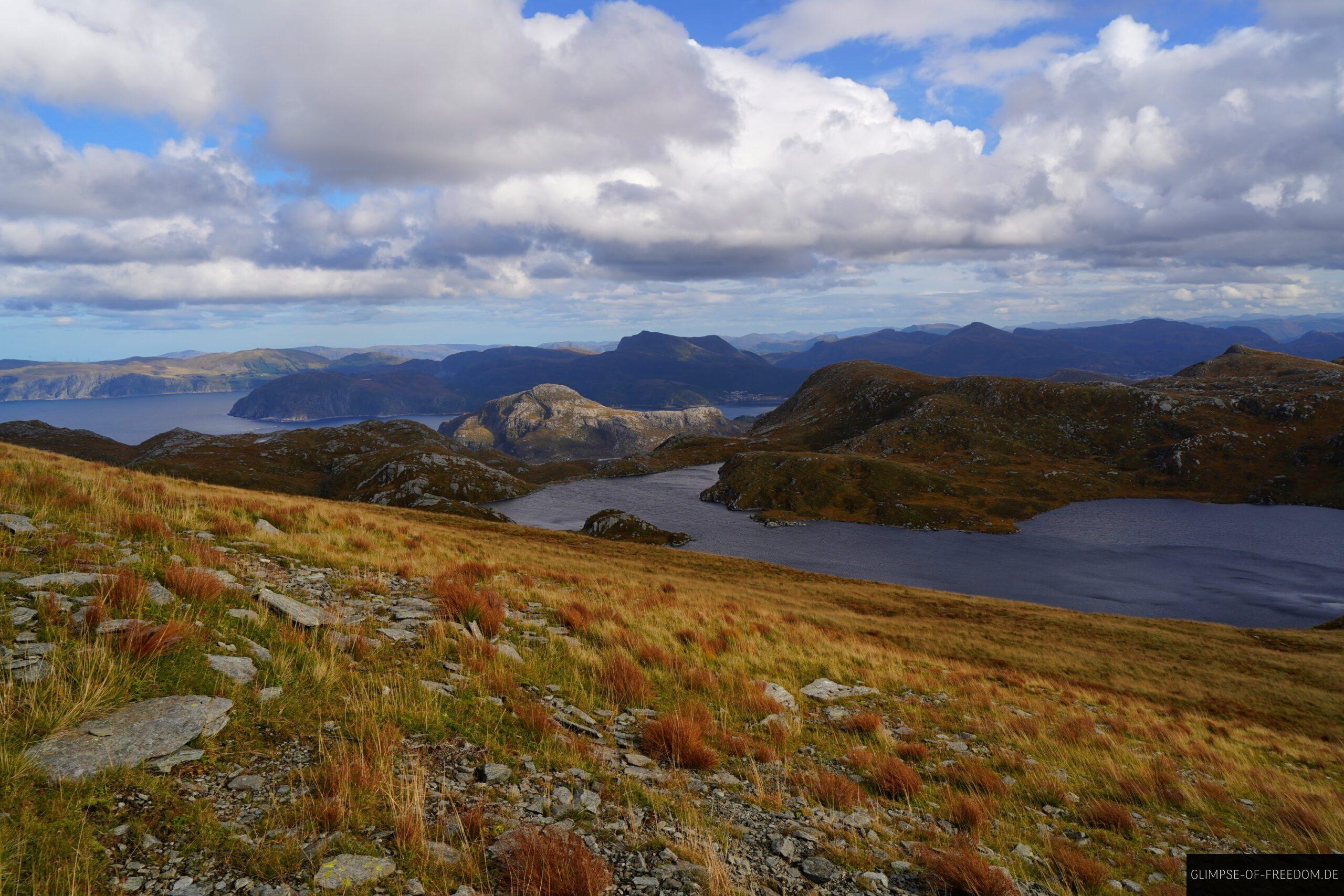 Blick ueber Favatnet und Kueste in der Ferne scaled Blick über Favatnet und Küste in der Ferne