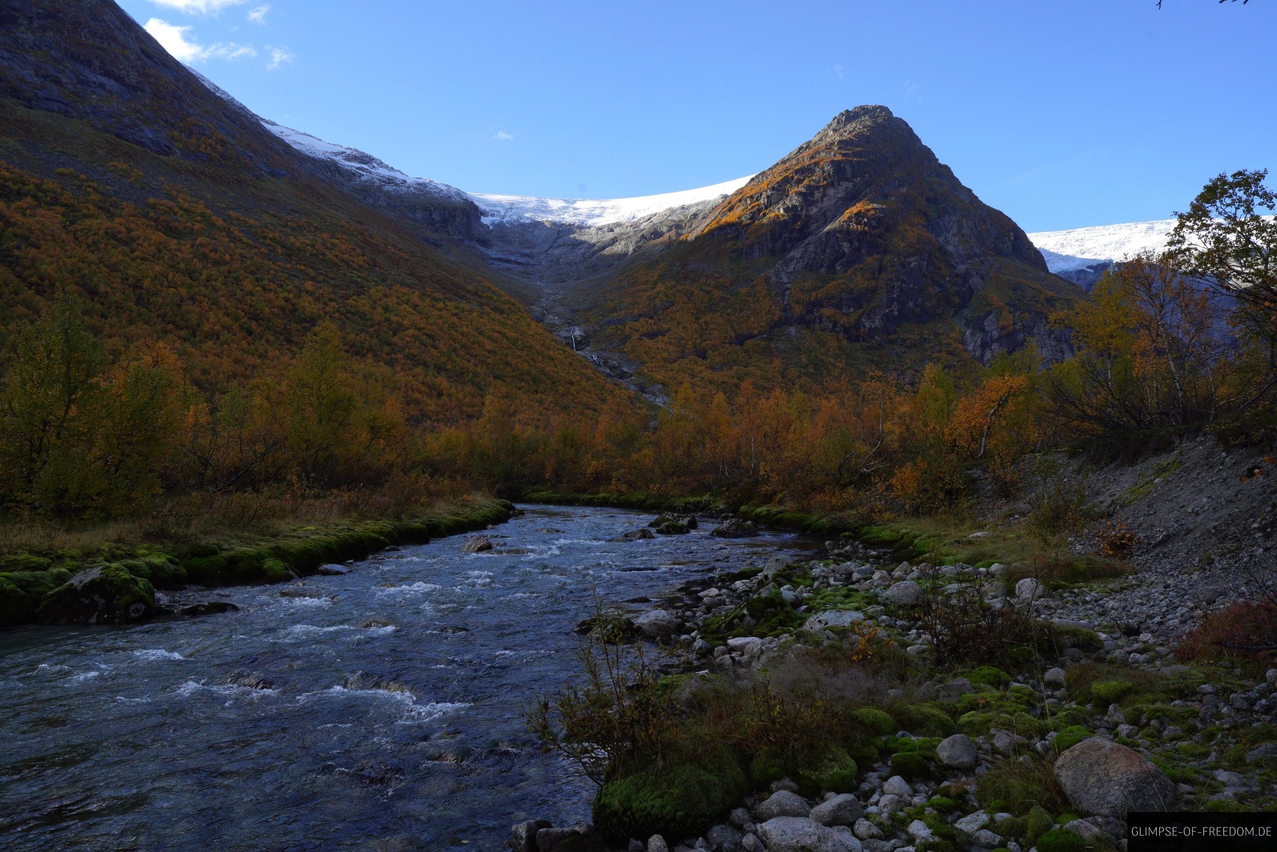 Blick ueber Fluss auf Gletscher und Berge Blick über Fluss auf Gletscher und Berge