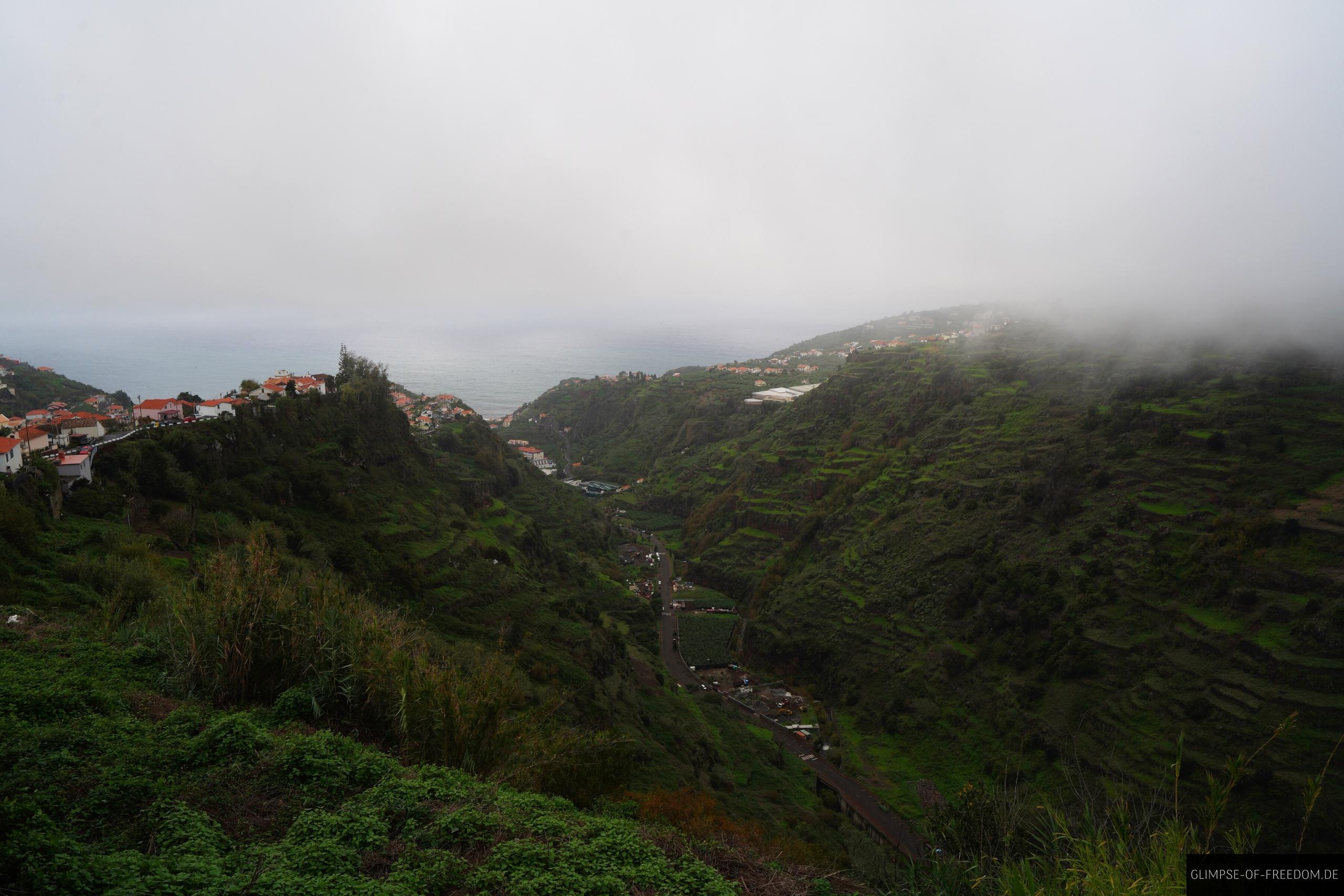 Blick ueber Ponta do Sol und das Meer Blick über Ponta do Sol und das Meer