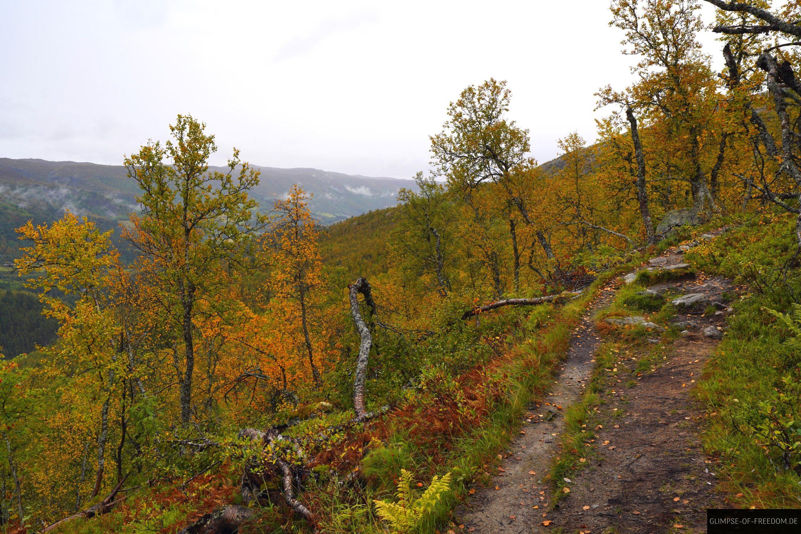 Blick ueber die Berge am Hivjufossen Wasserfall scaled Blick über die Berge am Hivjufossen Wasserfall