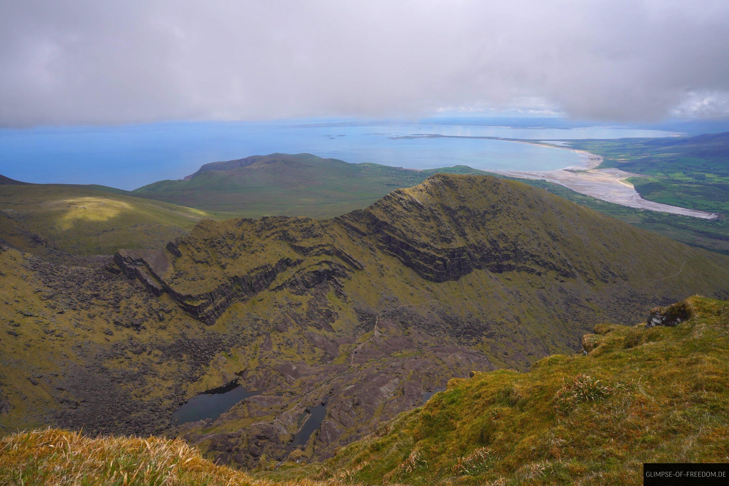 Blick ueber die Berge und das Meer vom Mount Brandon scaled Blick über die Berge und das Meer vom Mount Brandon