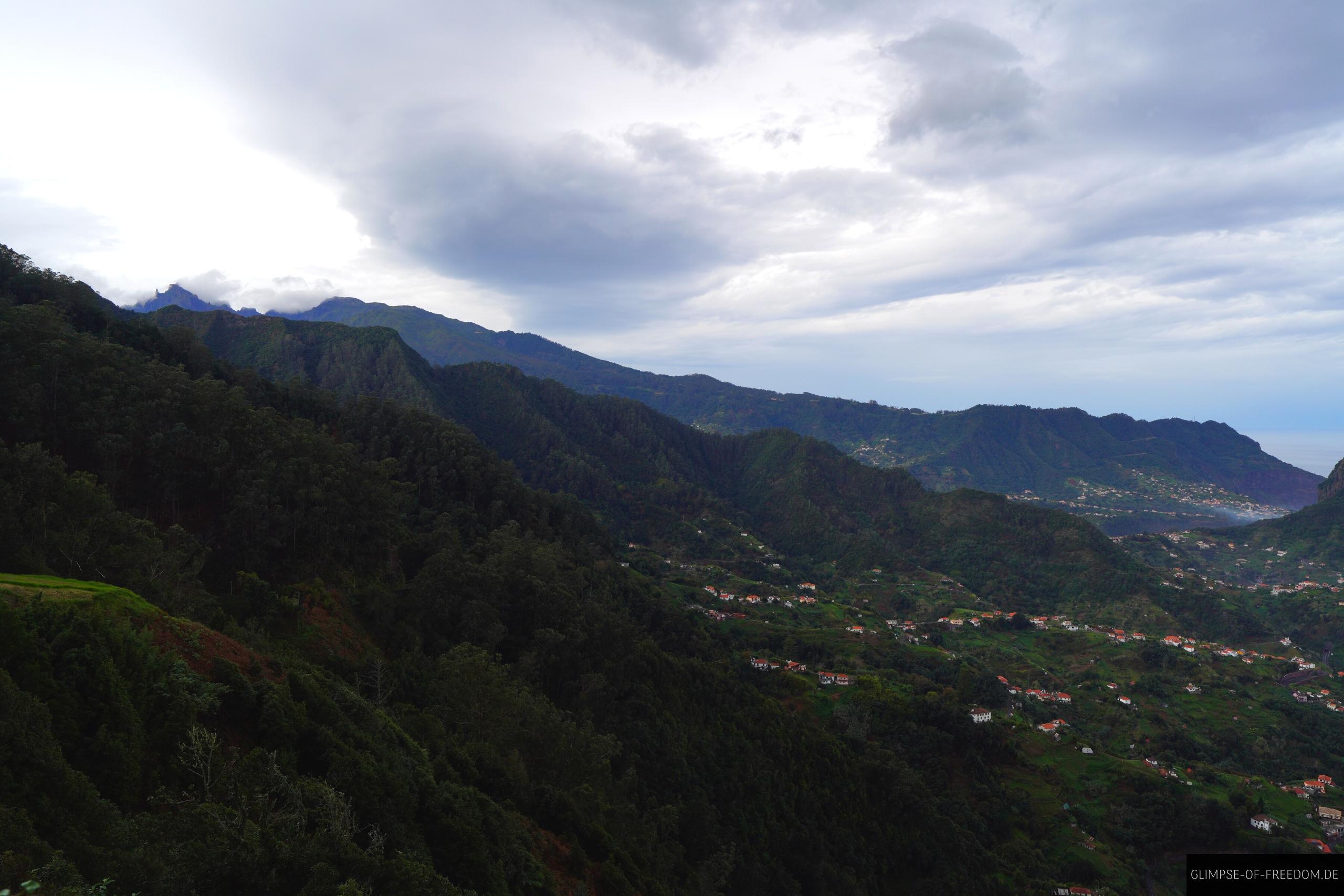 Blick ueber die Berge vom Miradouro da Portela Madeira Blick über die Berge vom Miradouro da Portela Madeira