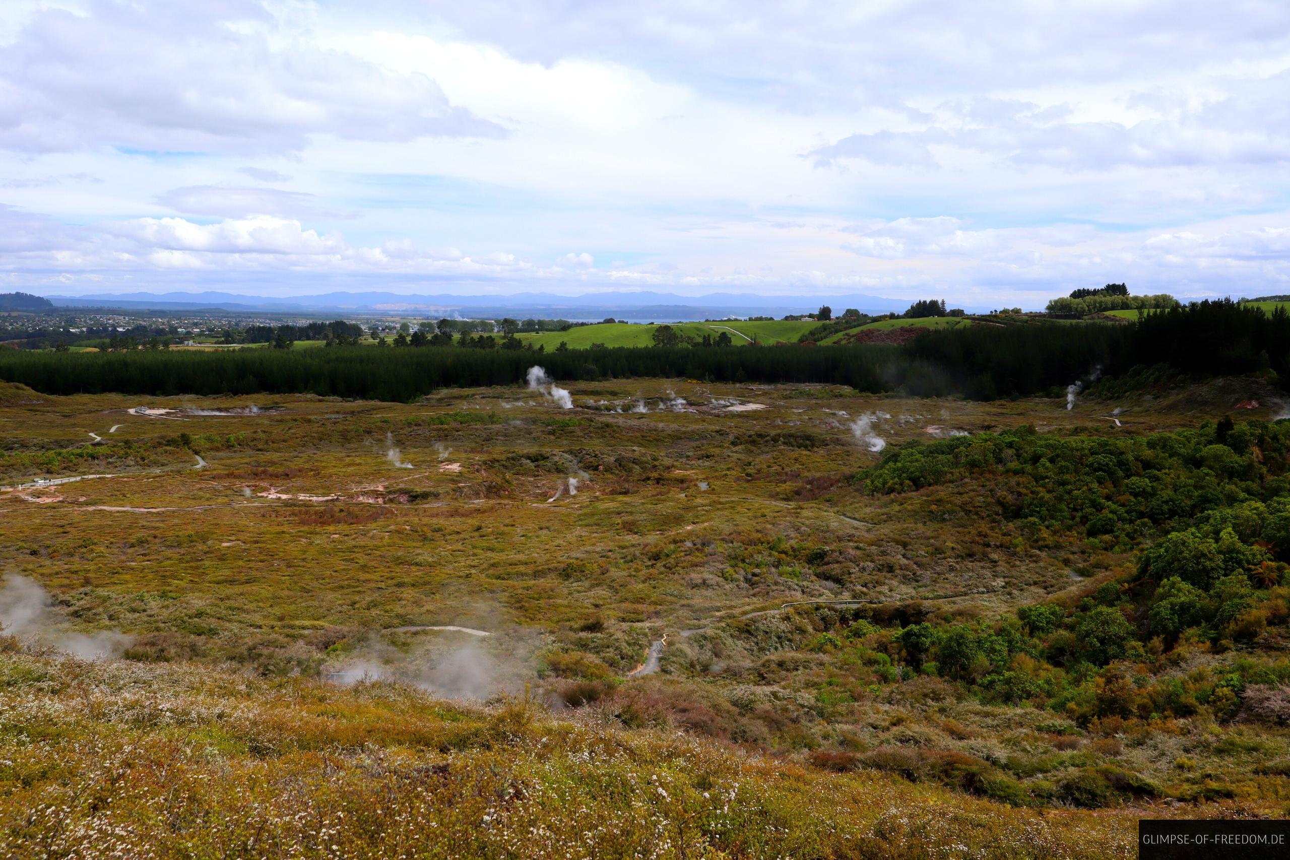 Blick ueber die Landschaft an den Craters of the Moon bei Taupo Blick über die Landschaft an den Craters of the Moon bei Taupo