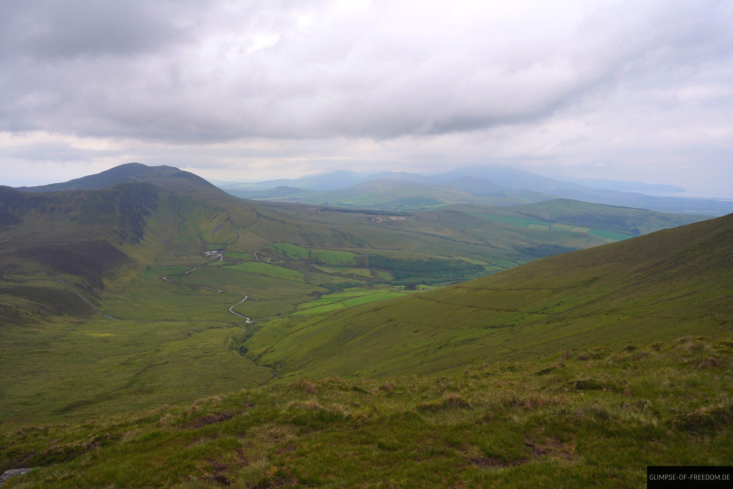 Blick ueber die gruene Lanschaft im Inland der Dingle Peninsula scaled Blick über die grüne Lanschaft im Inland der Dingle Peninsula