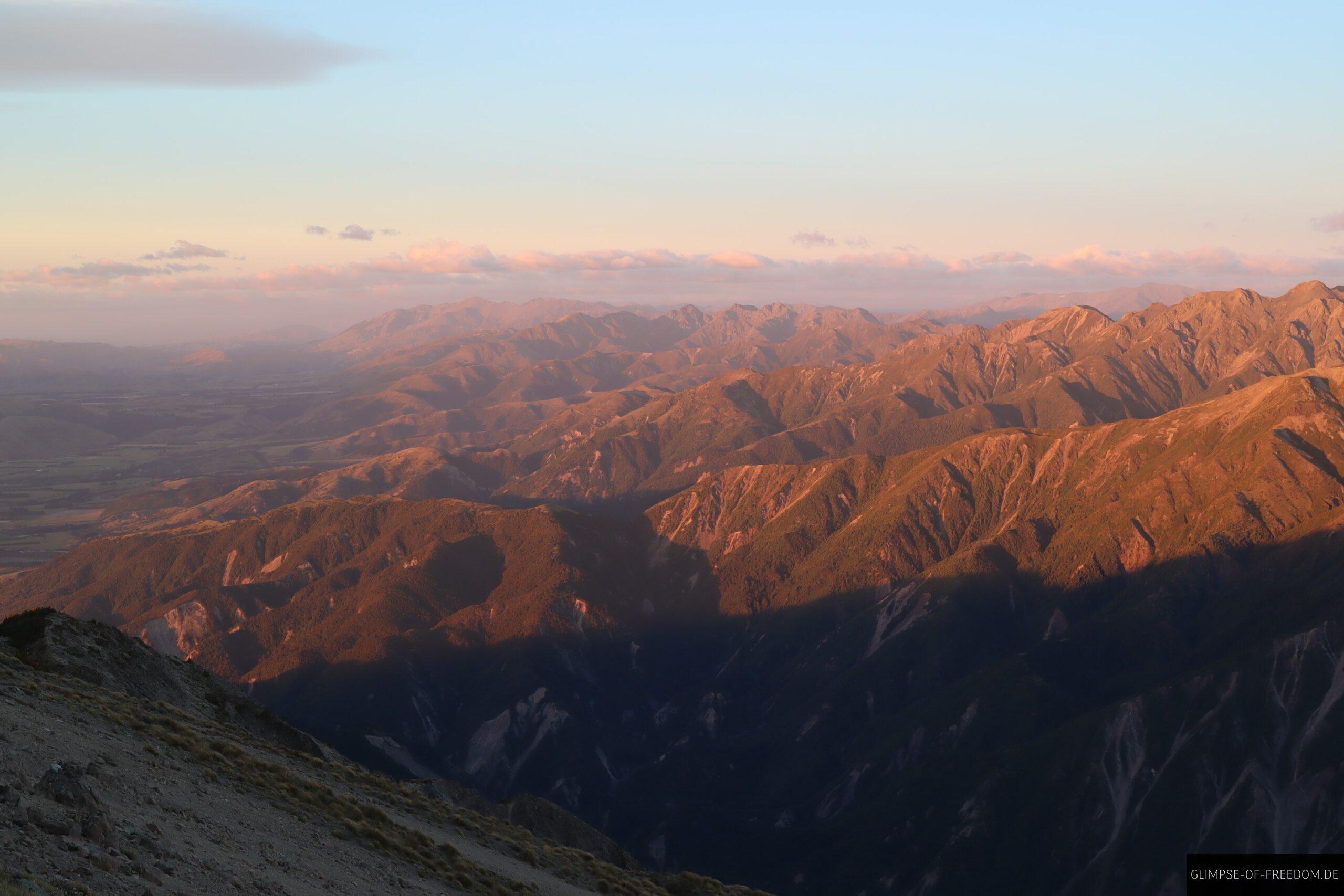Blick ueber die sonnenbestrahlten Berge Neuseelands scaled Blick über die sonnenbestrahlten Berge Neuseelands