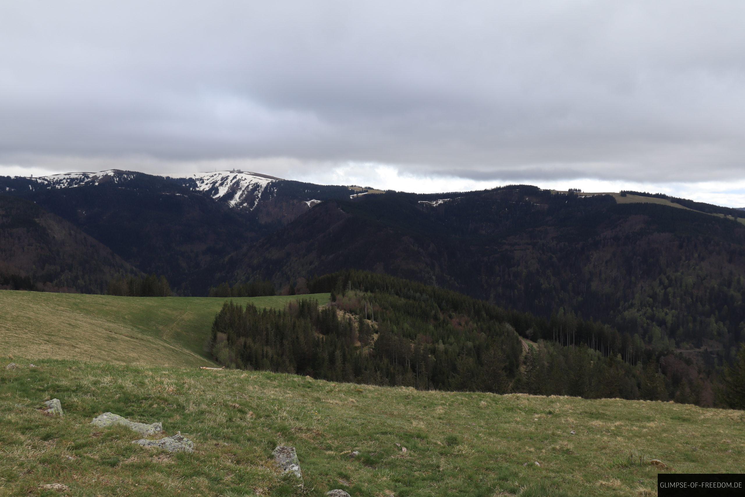 Blick vom Gipfel zum Feldberg scaled Blick vom Gipfel zum Feldberg