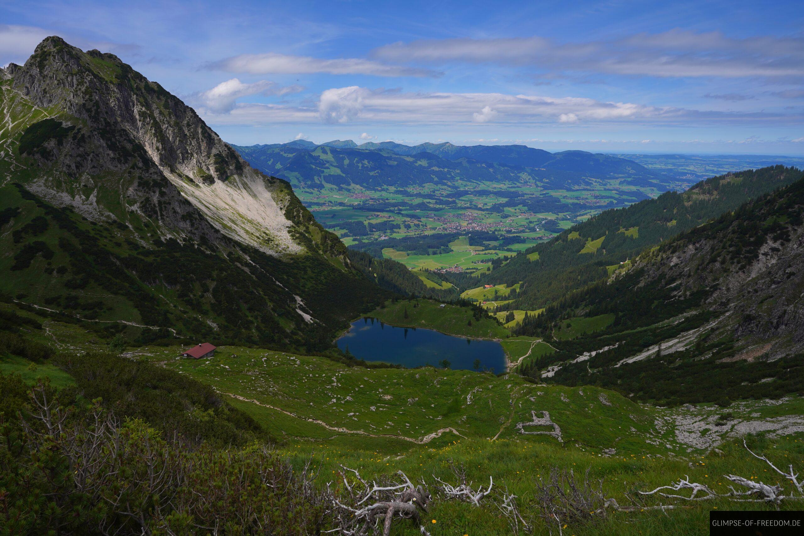 Blick zum Gaisalpsee und ins Tal scaled Blick zum Gaisalpsee und ins Tal