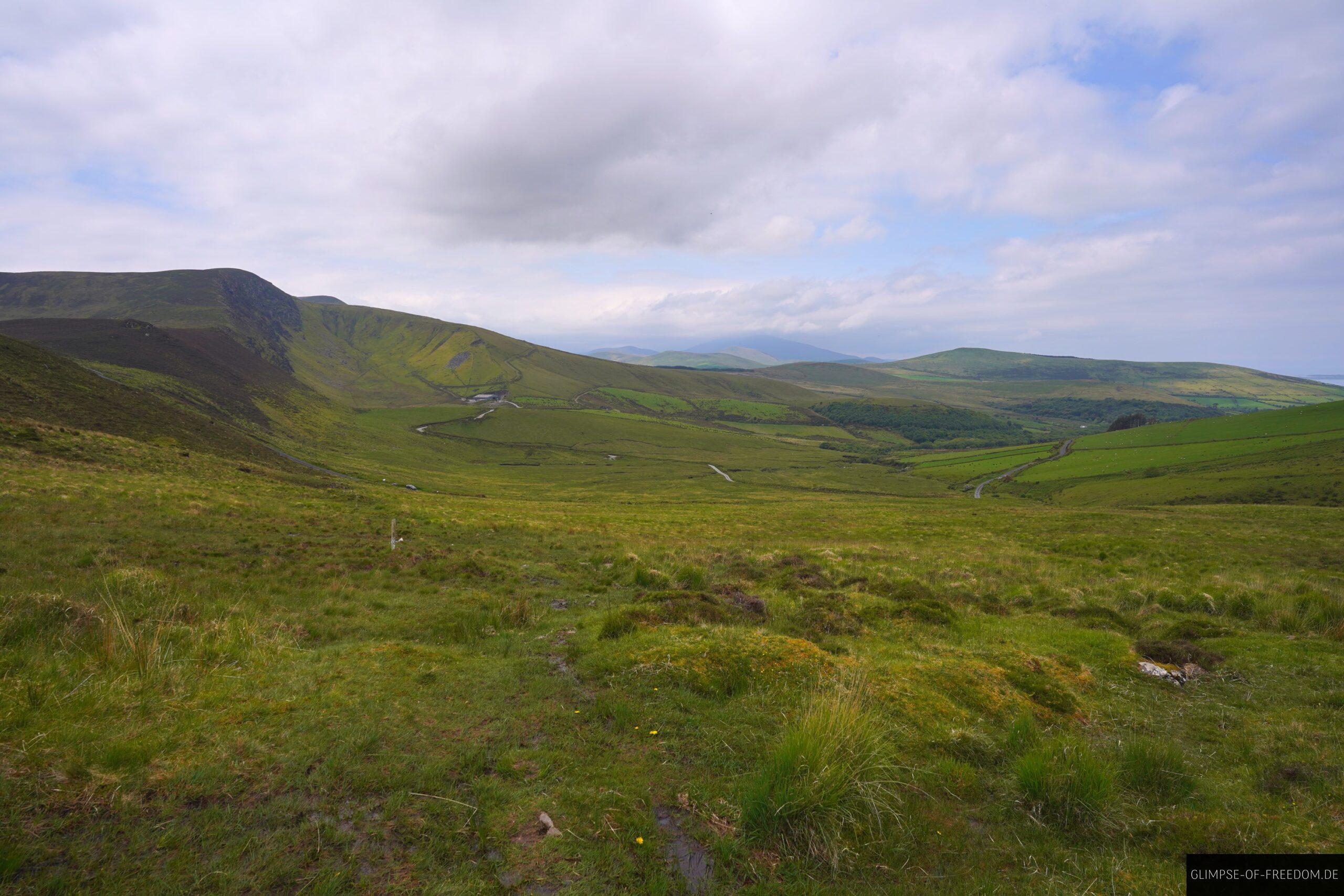 Blick zurueck beim Aufstieg zum Caherconree Fort scaled Blick zurück beim Aufstieg zum Caherconree Fort