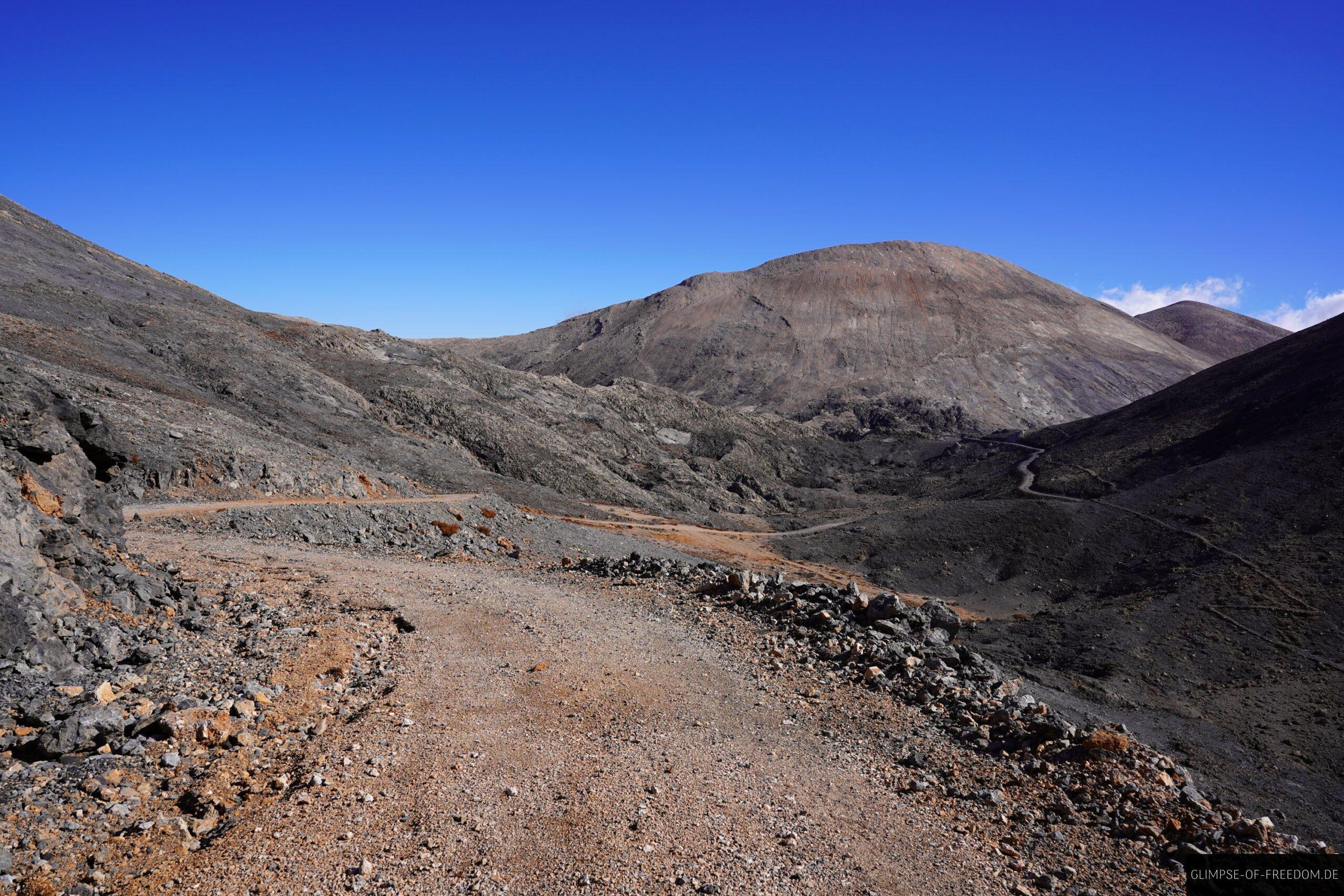 Blick zurueck ueber die Strasse in die Weissen Berge Kretas scaled Blick zurück über die Straße in die Weißen Berge Kretas
