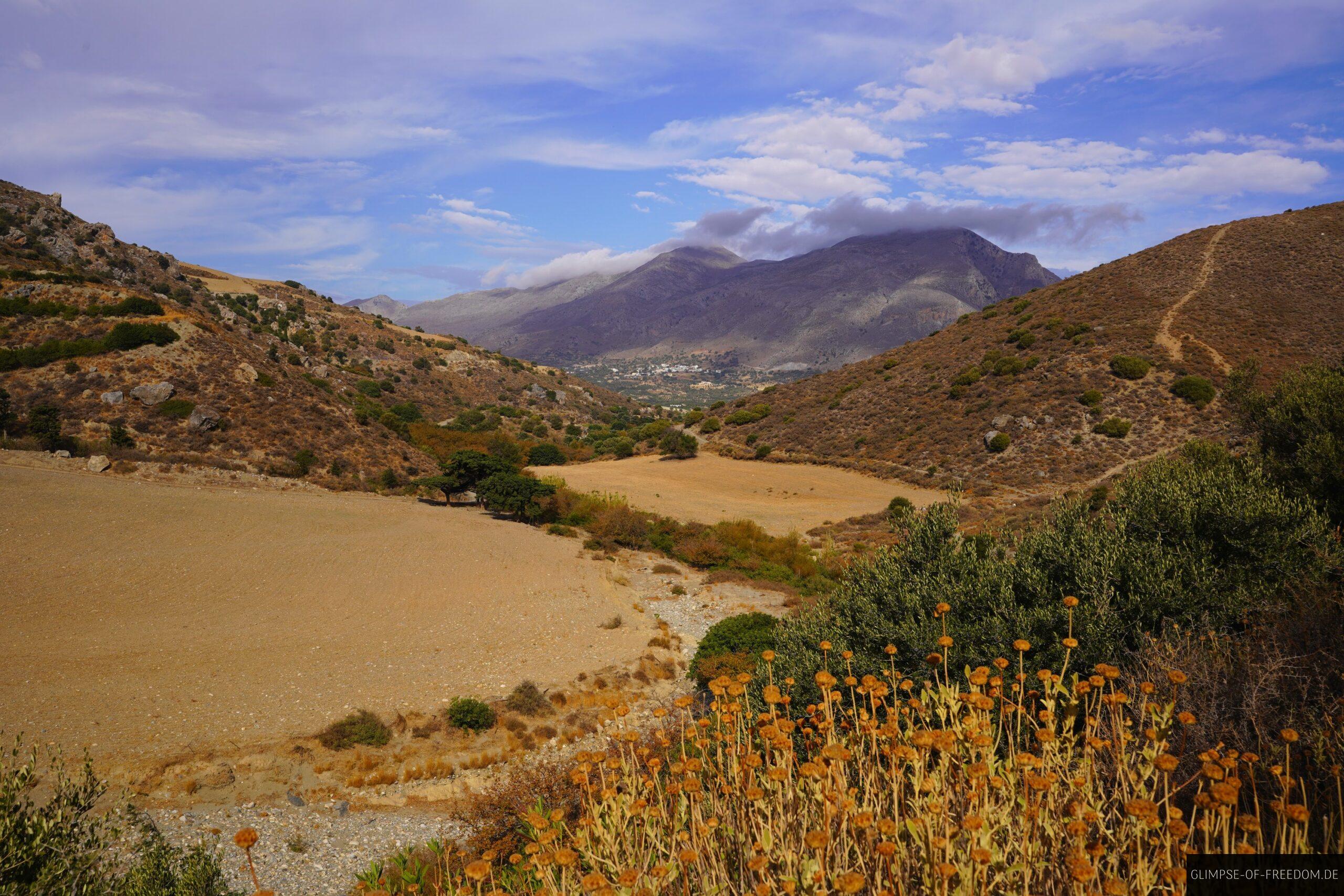 Blick zurueck ueber die bergige Landschaft Kretas scaled Blick zurück über die bergige Landschaft Kretas