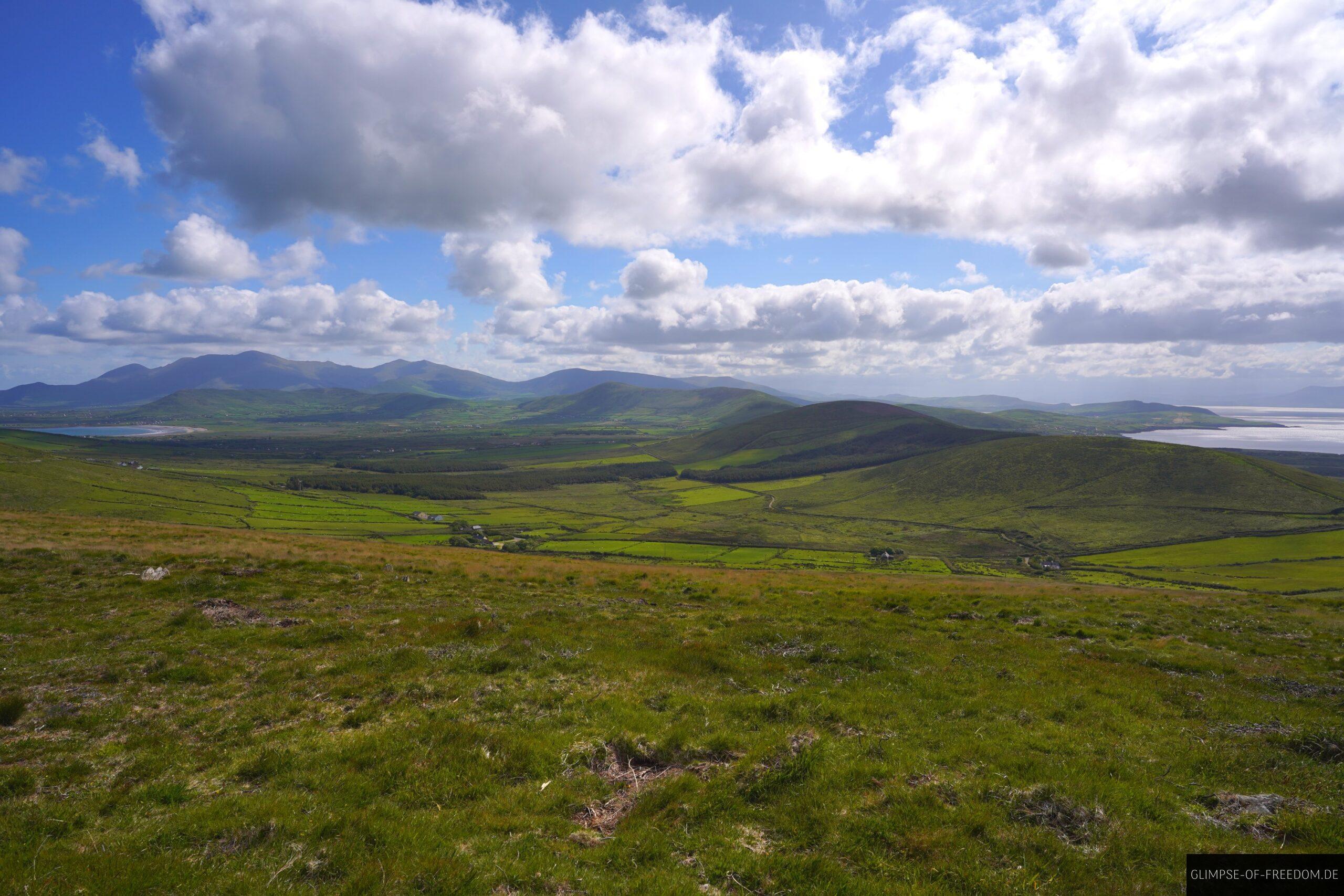 Blick zurueck ueber die gruene Landschaft Irlands scaled Blick zurück über die grüne Landschaft Irlands