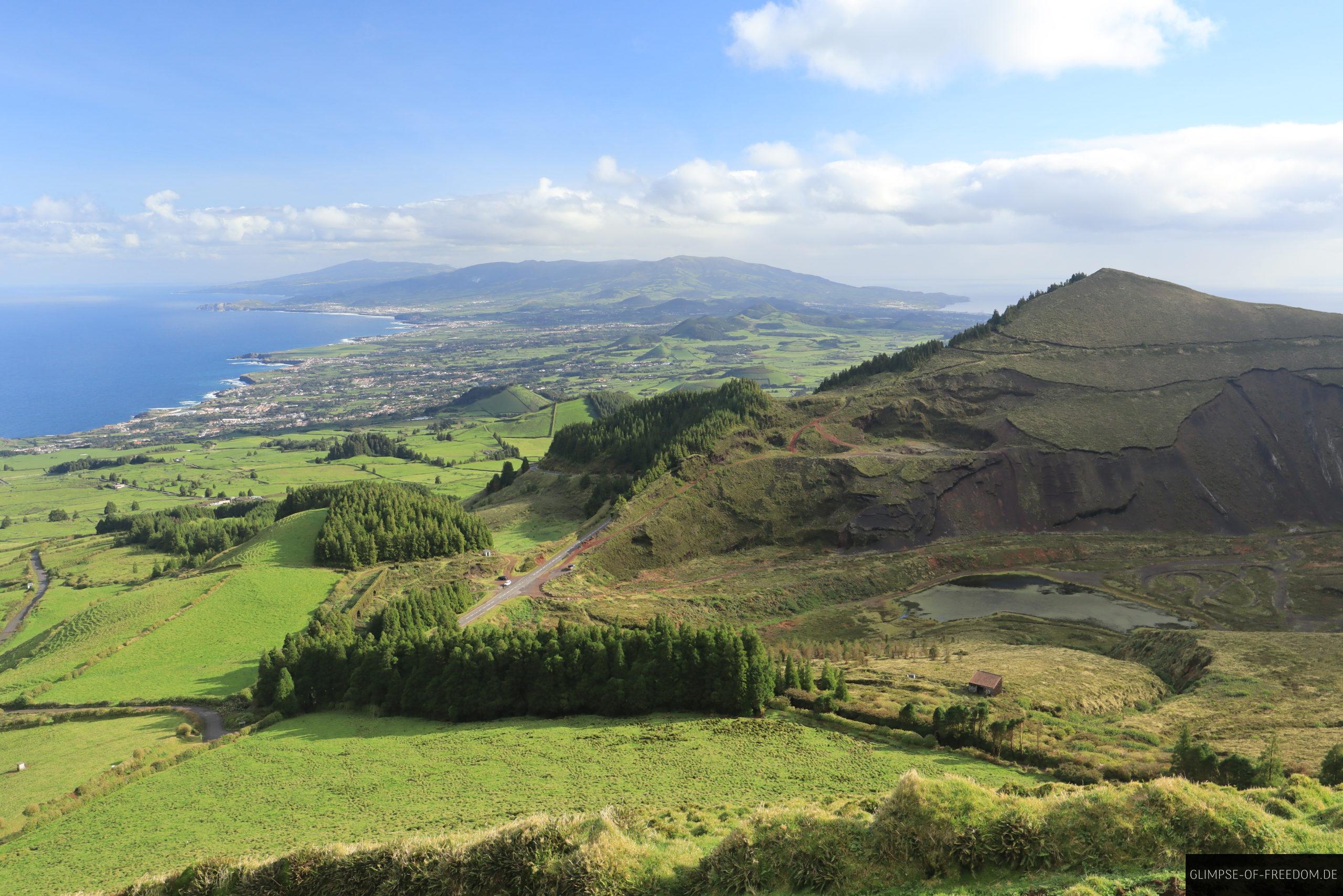 Blick zurueck zum Startpunkt der Lagoa de Eguas Wanderung scaled Blick zurück zum Startpunkt der Lagoa de Eguas Wanderung
