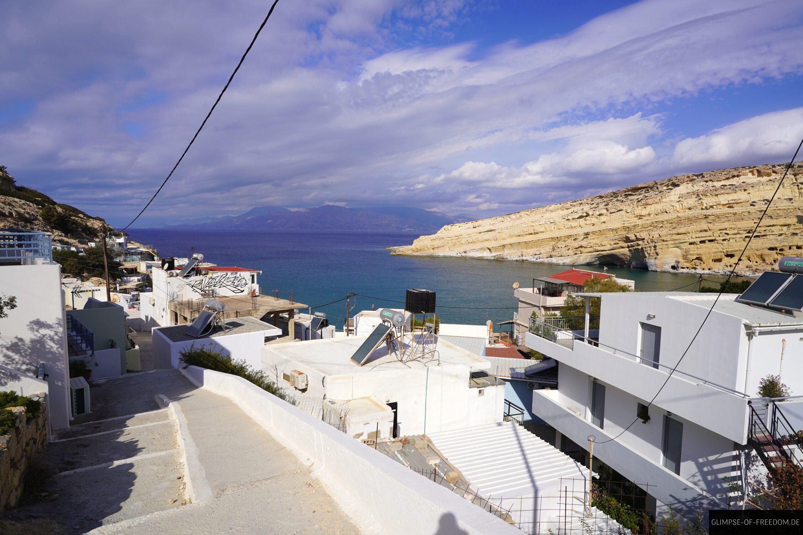 Blick zurueck zur Bucht von Matala scaled Blick zurück zur Bucht von Matala