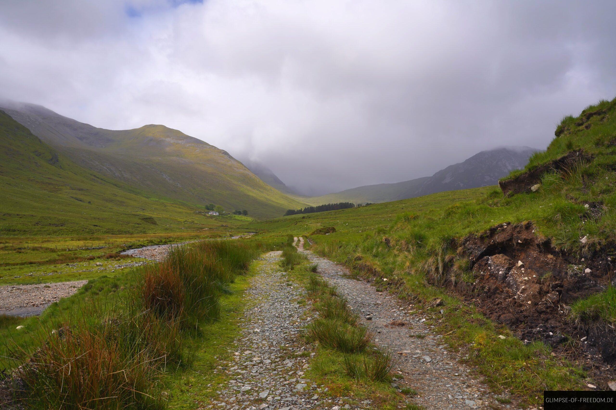 Breiter Wanderweg entlang des Flusses scaled Breiter Wanderweg entlang des Flusses