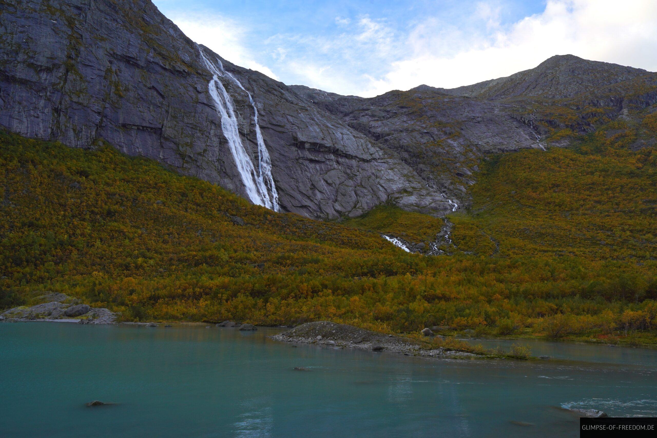 Briksdalsbreen Gletschersee mit Wasserfall im Hintergrund scaled Briksdalsbreen Gletschersee mit Wasserfall im Hintergrund