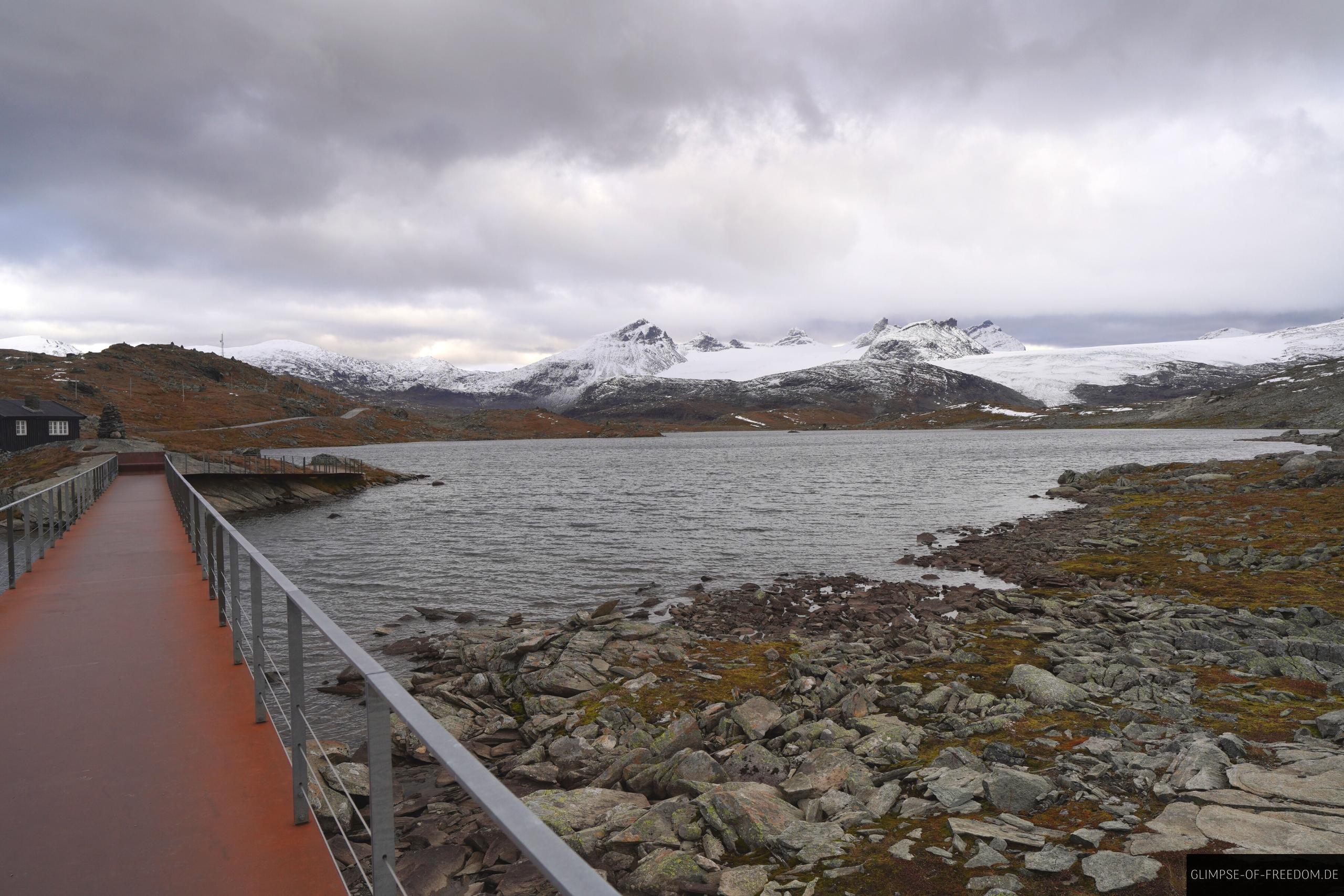 Brücke über See an der Sognefjellshytta