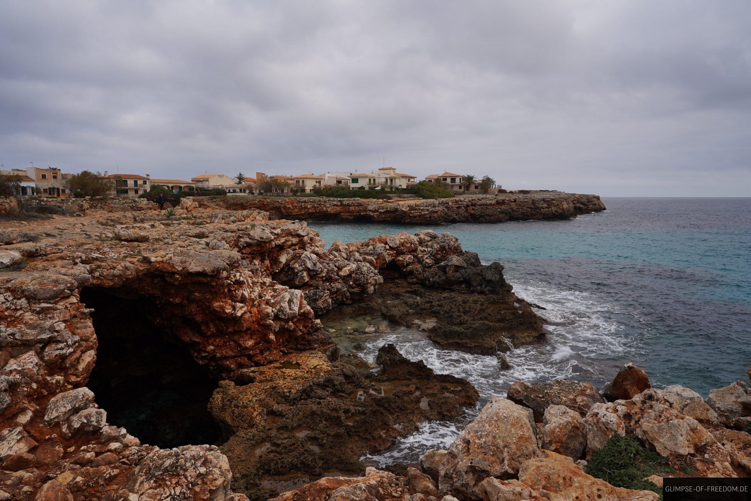 Cala Morlanda mit Hoehle scaled Cala Morlanda mit Höhle