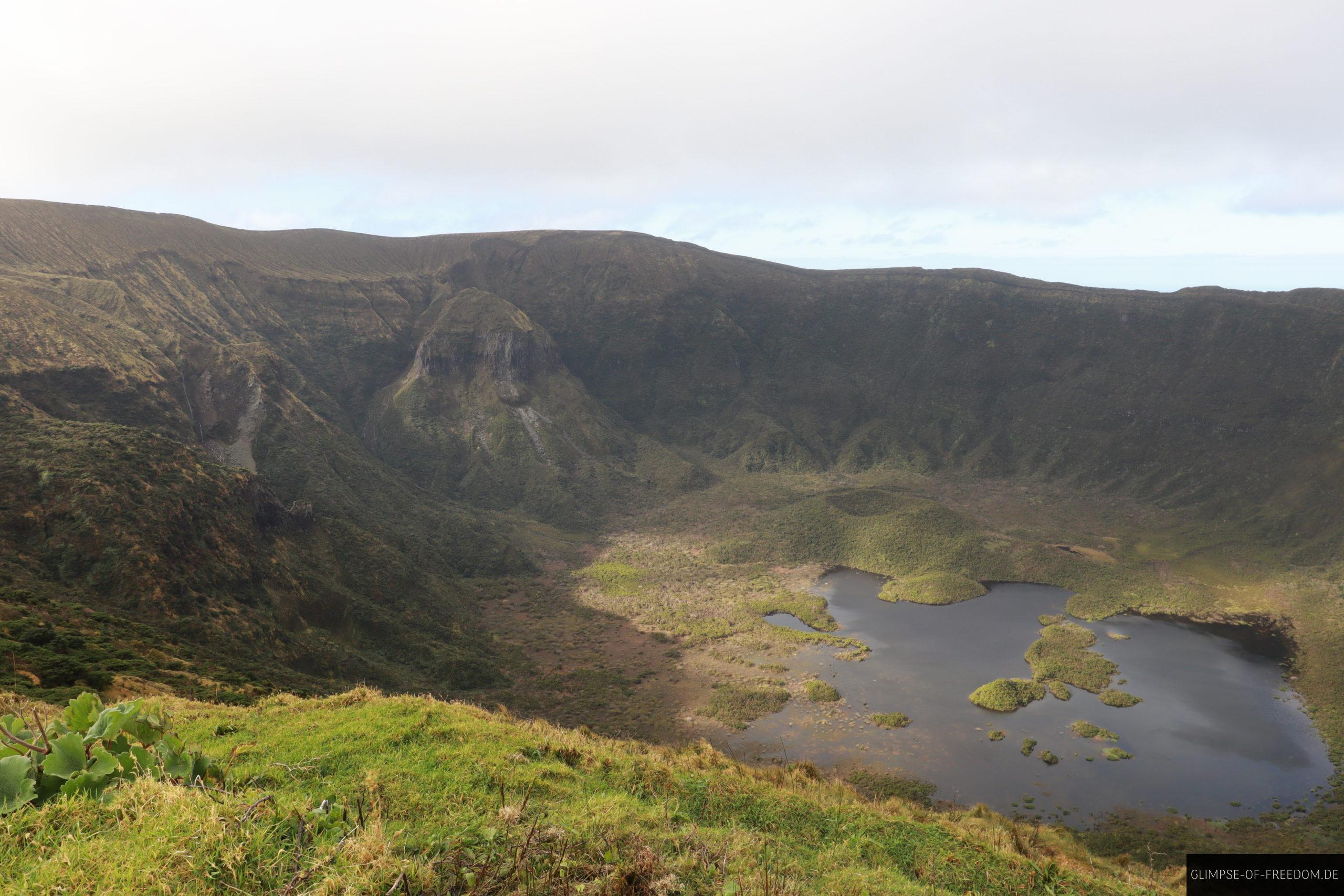 Caldeira Kratersee und Felswaende scaled Caldeira Kratersee und Felswaende